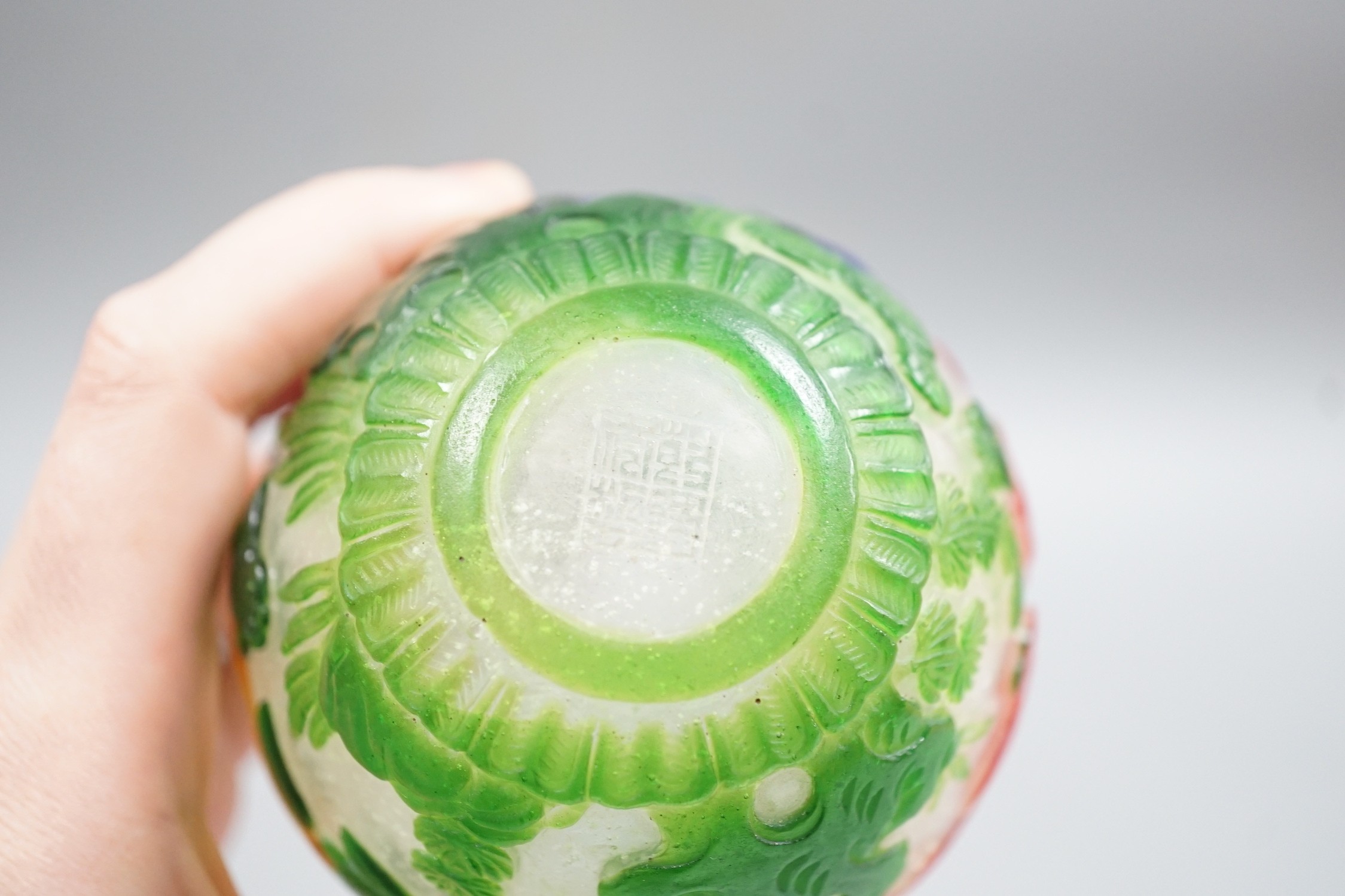 A Chinese overlaid glass vase, Qianlong seal mark. 9cm - Image 5 of 5