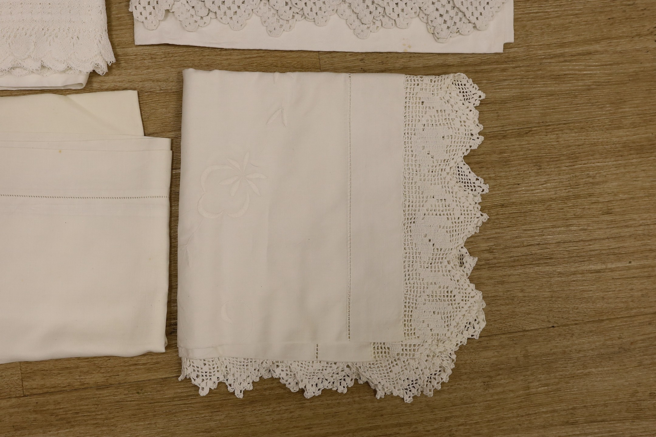 A quantity of lace trimmed and embroidered fabrics including tray cloths and pillow cases - Image 6 of 9