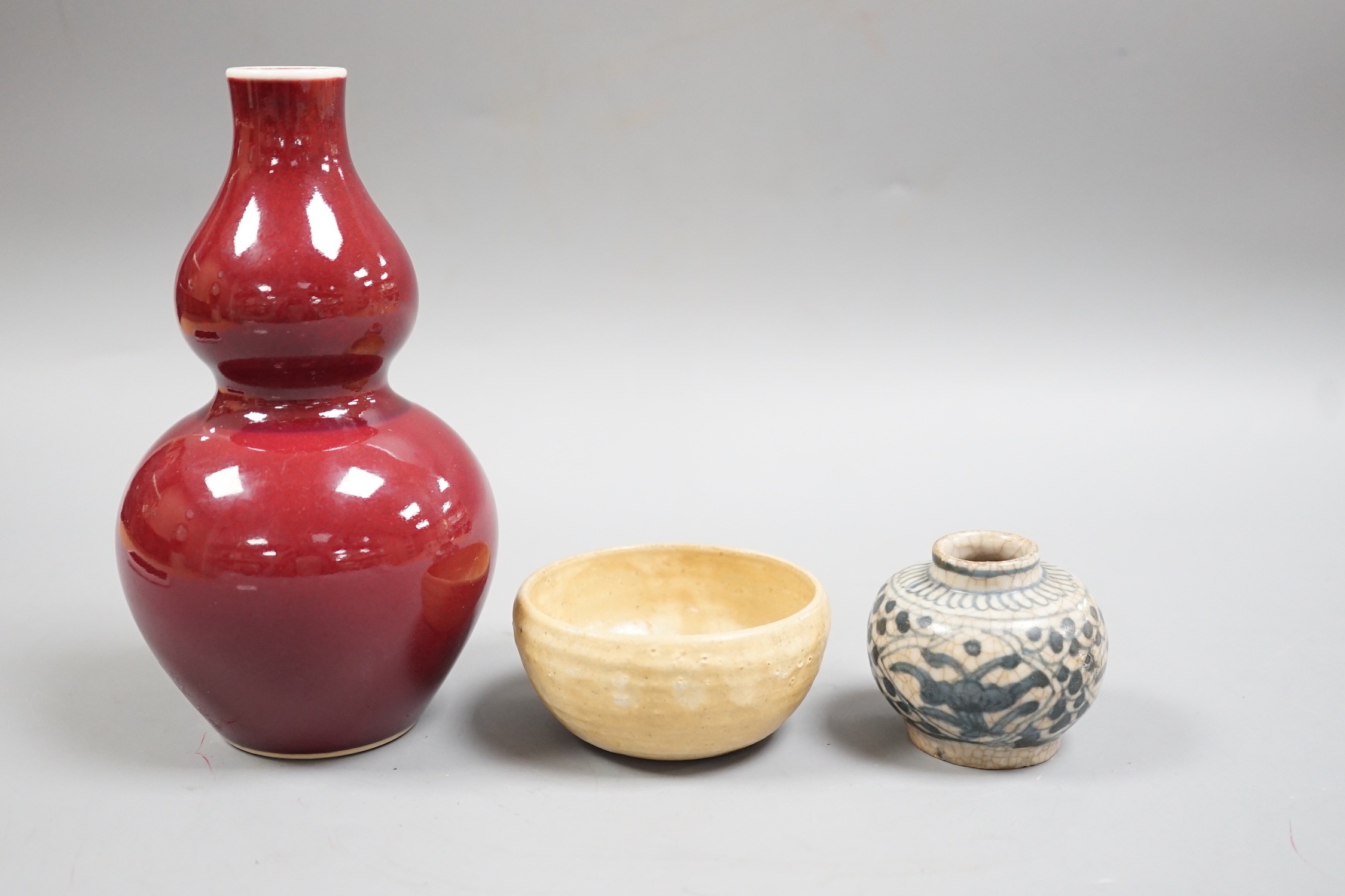 A Chinese sang de boeuf double gourd vase, a Swatow blue and white jarlet and a small cup, tallest - Image 4 of 5