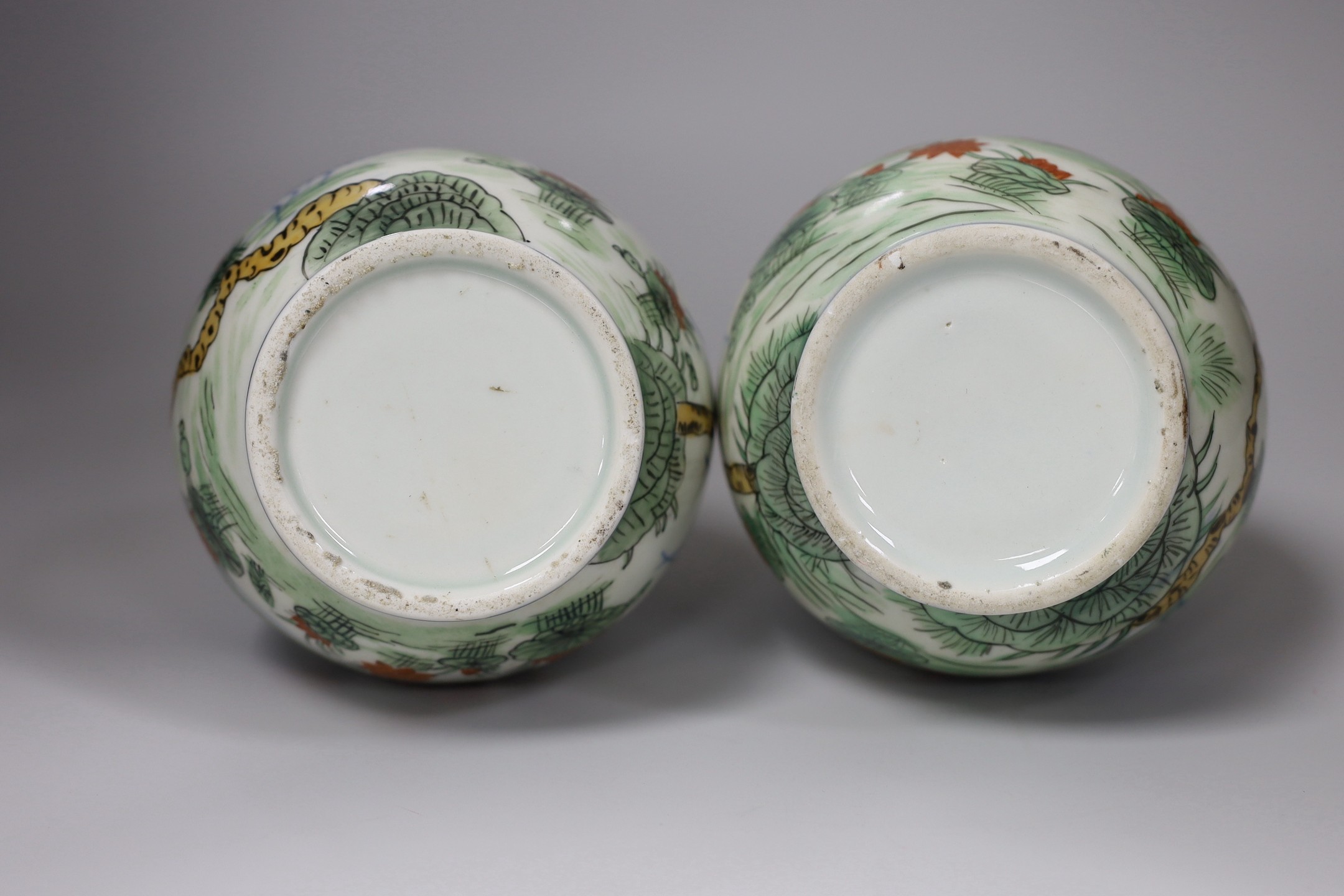 A Chinese style armorial bowl, pair of Chinese clobbered vases and a blue and white plate - Image 10 of 10