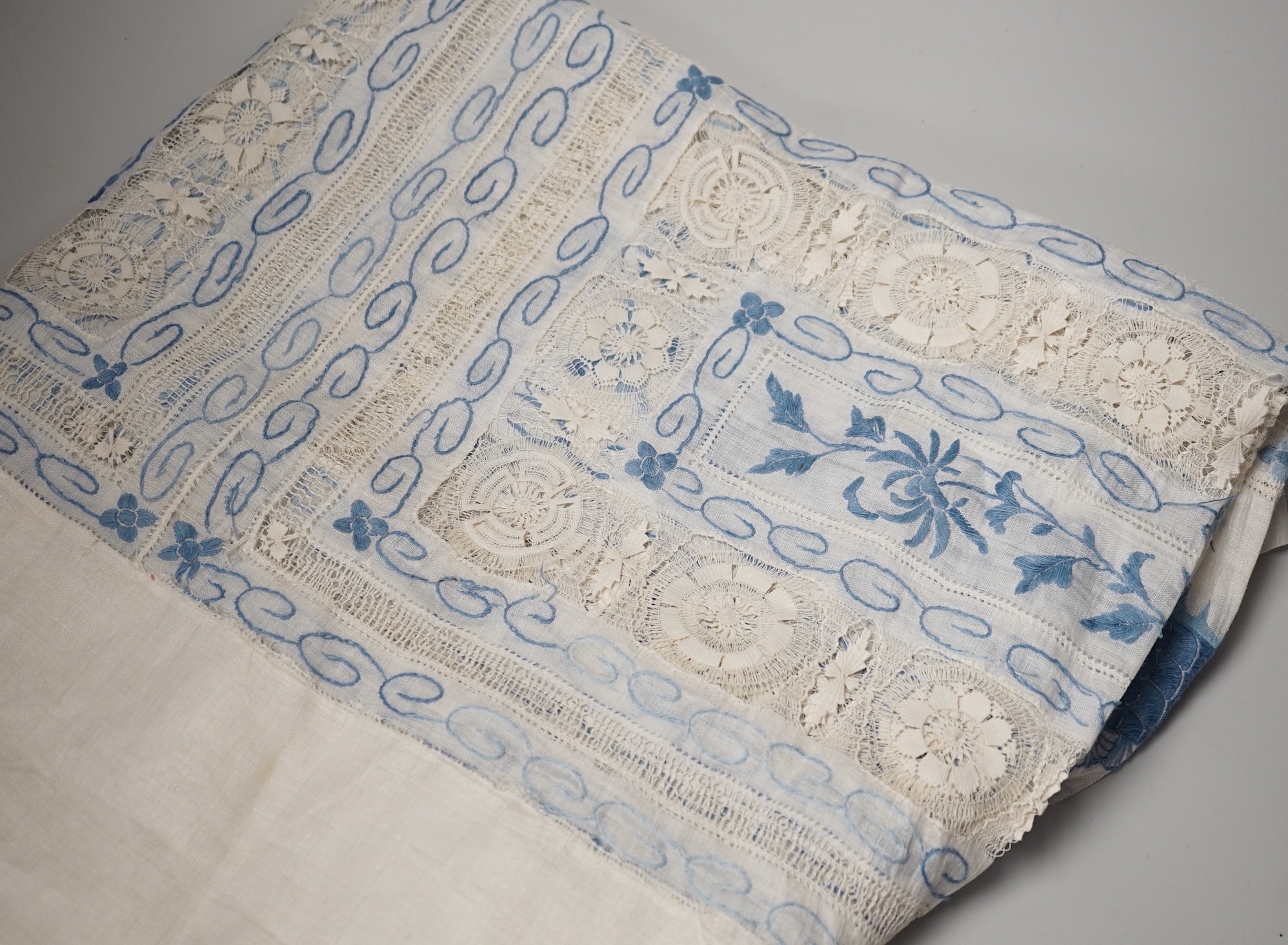An early 20th century Chinese embroidered linen 'dragon' table cloth - Image 2 of 7