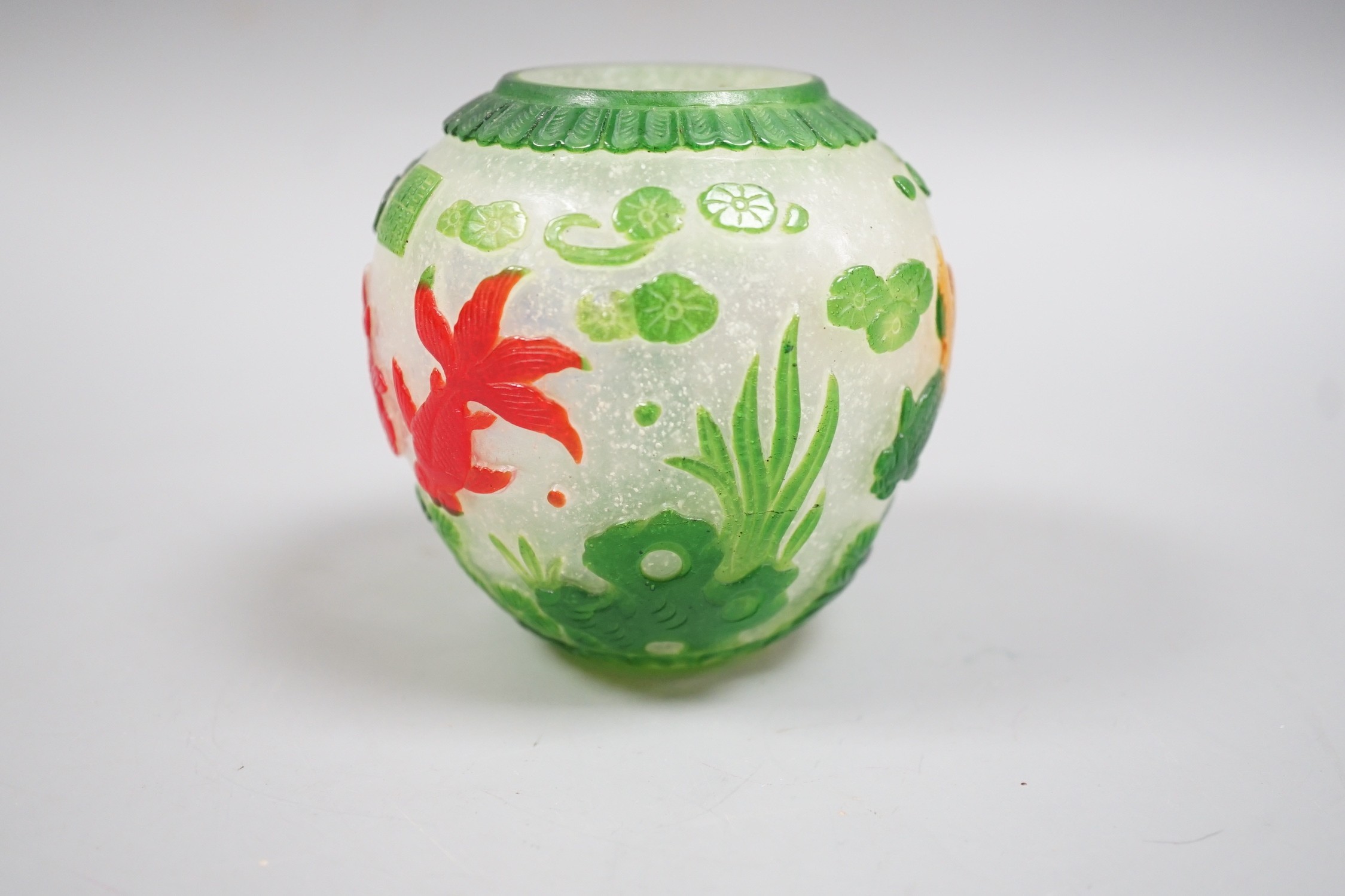 A Chinese overlaid glass vase, Qianlong seal mark. 9cm - Image 3 of 5