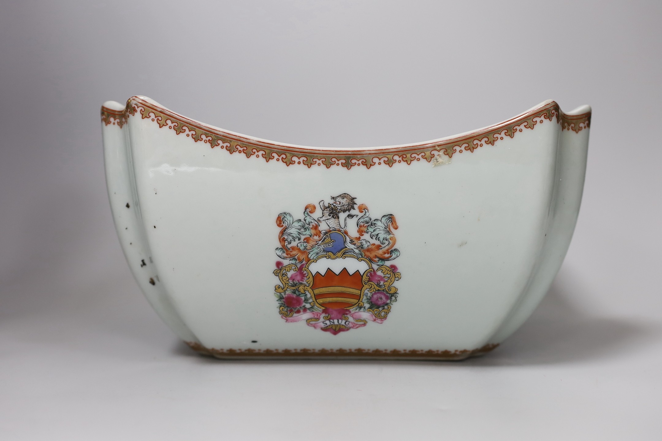 A Chinese style armorial bowl, pair of Chinese clobbered vases and a blue and white plate - Image 5 of 10