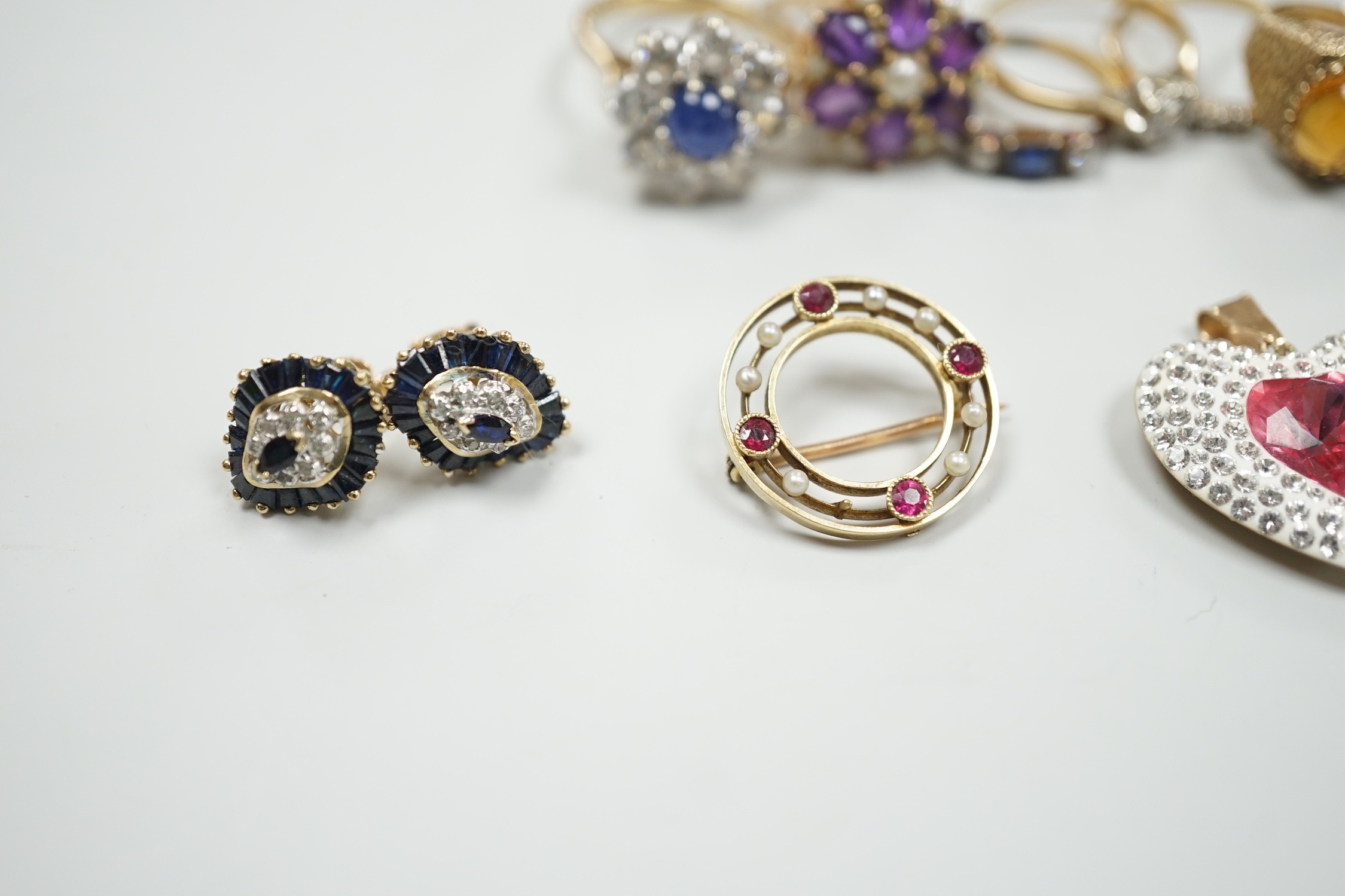 Eight assorted mainly modern 9ct gold and gem set dress rings, including amethyst and split pearl - Image 8 of 10