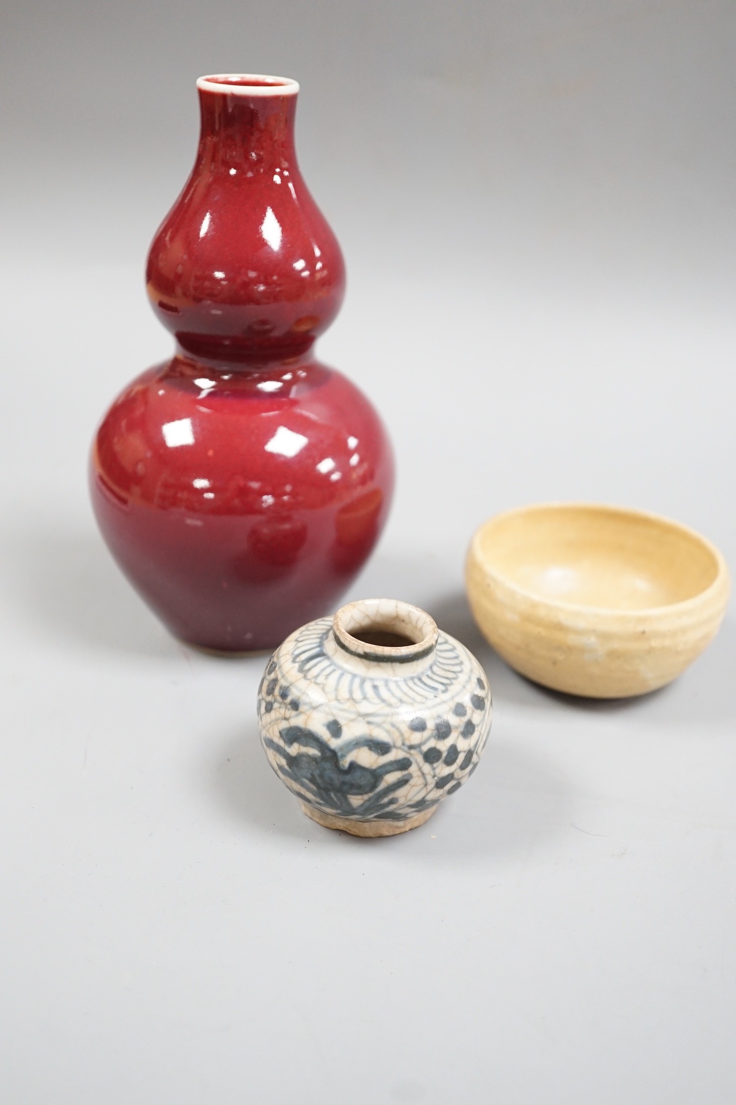 A Chinese sang de boeuf double gourd vase, a Swatow blue and white jarlet and a small cup, tallest - Image 2 of 5