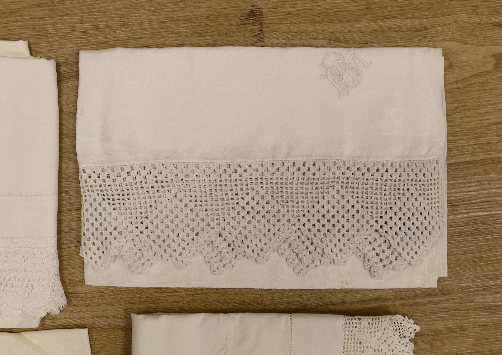 A quantity of lace trimmed and embroidered fabrics including tray cloths and pillow cases - Image 5 of 9