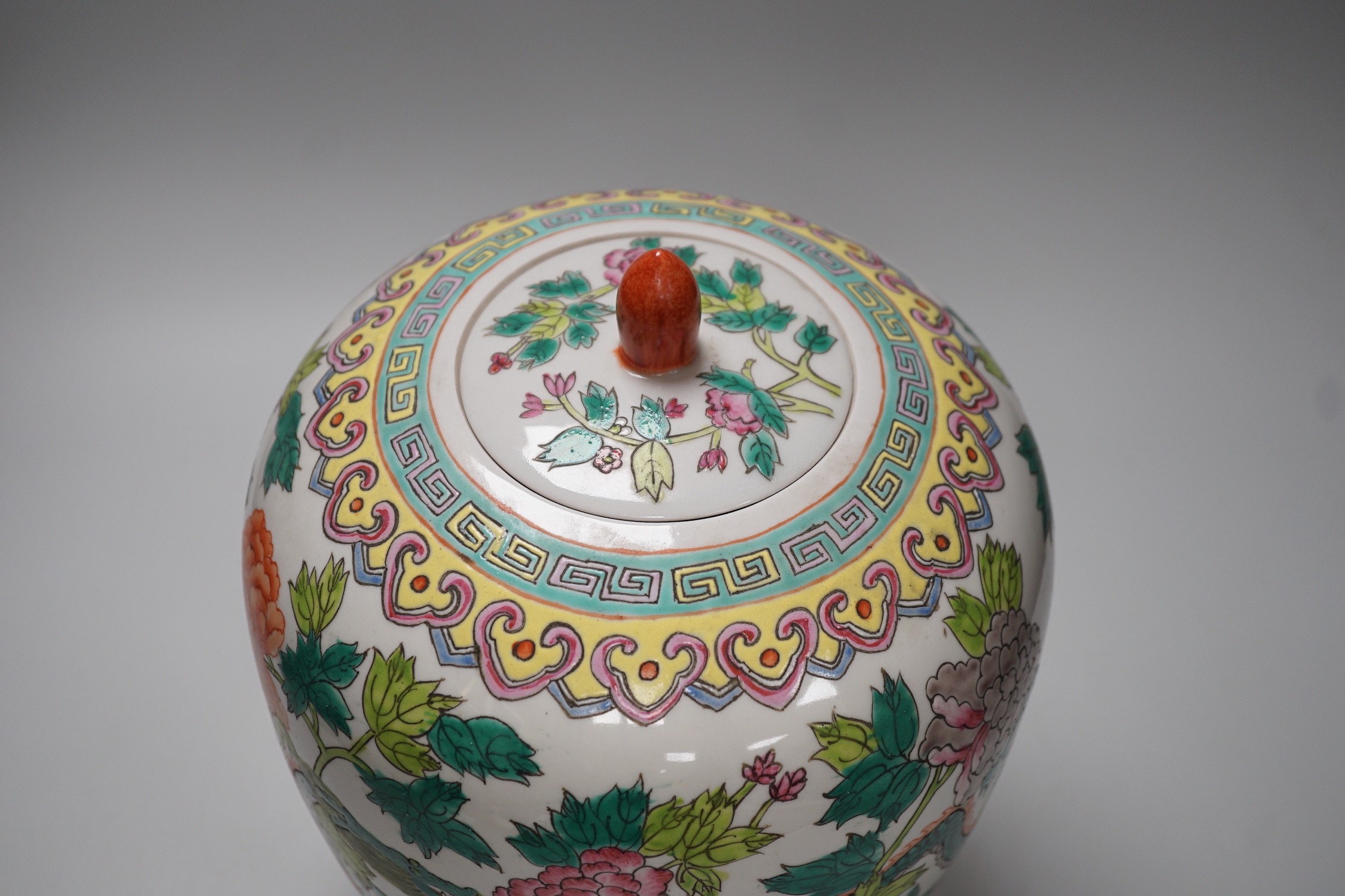 A Chinese famille rose ’dragon’ jar and cover, approximately 30cms high - Image 4 of 6