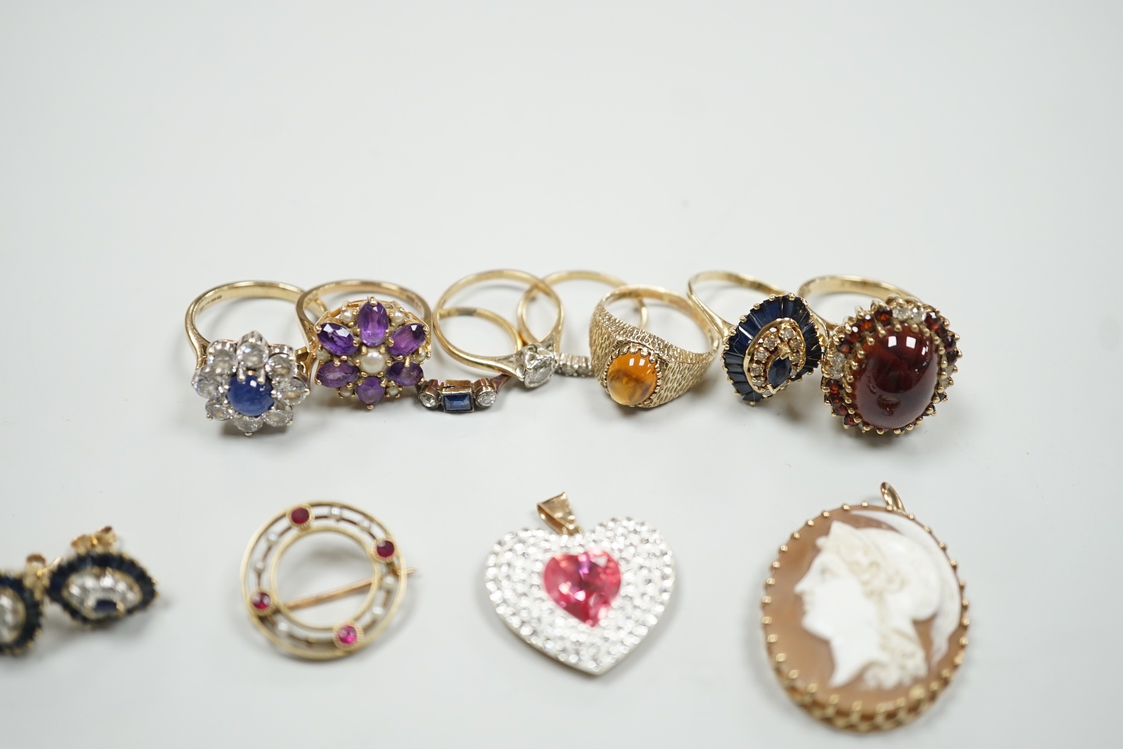 Eight assorted mainly modern 9ct gold and gem set dress rings, including amethyst and split pearl - Image 2 of 10