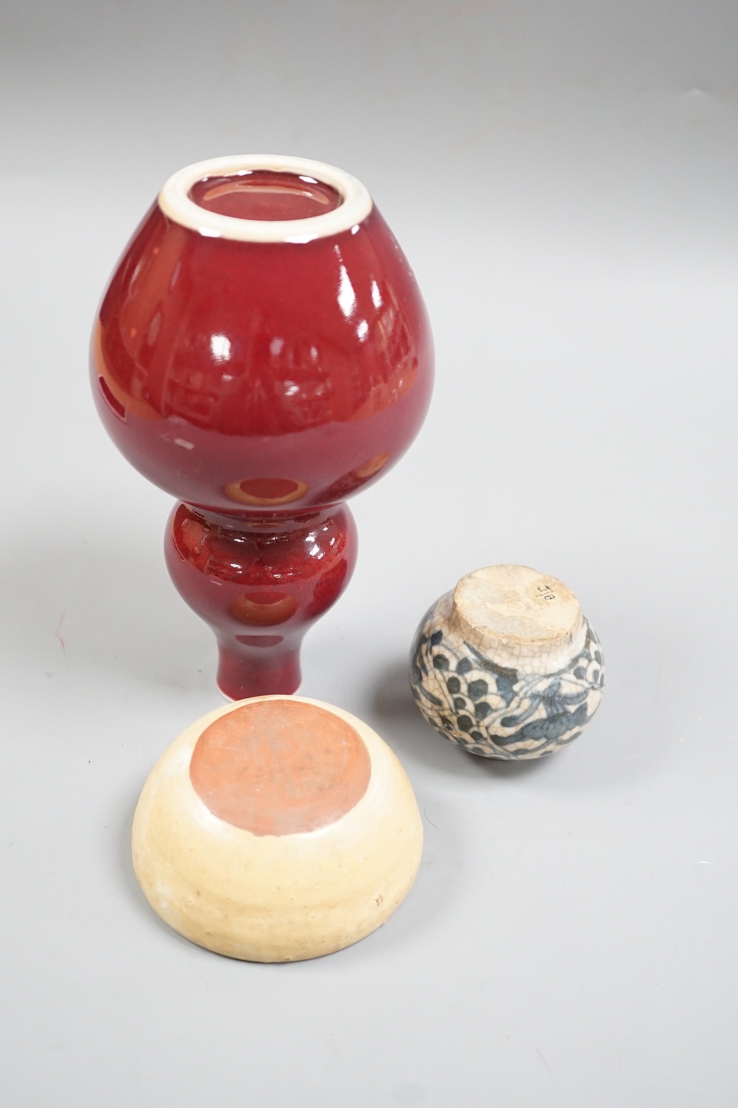 A Chinese sang de boeuf double gourd vase, a Swatow blue and white jarlet and a small cup, tallest - Image 5 of 5
