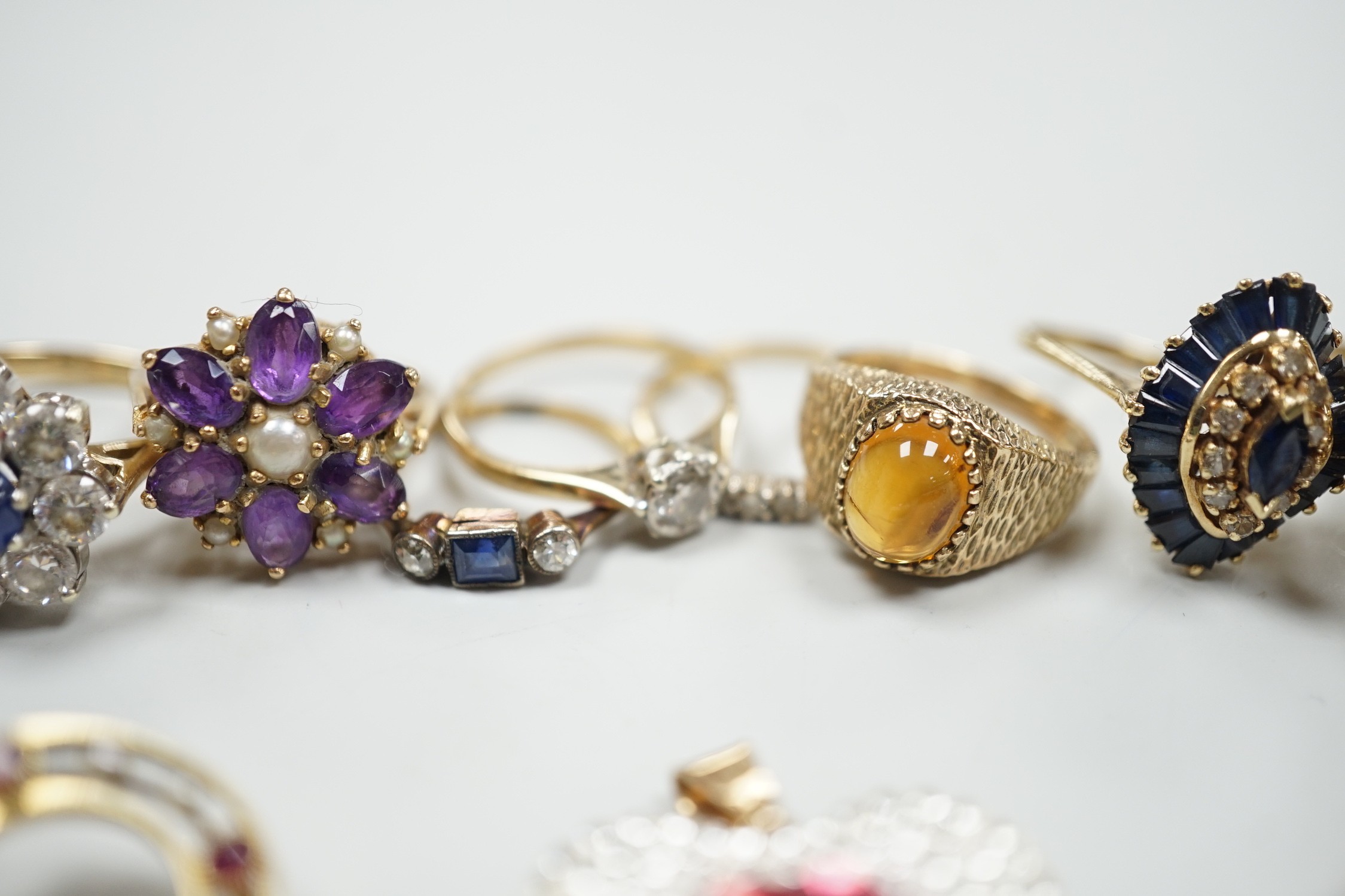 Eight assorted mainly modern 9ct gold and gem set dress rings, including amethyst and split pearl - Image 4 of 10