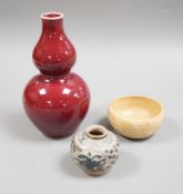 A Chinese sang de boeuf double gourd vase, a Swatow blue and white jarlet and a small cup, tallest