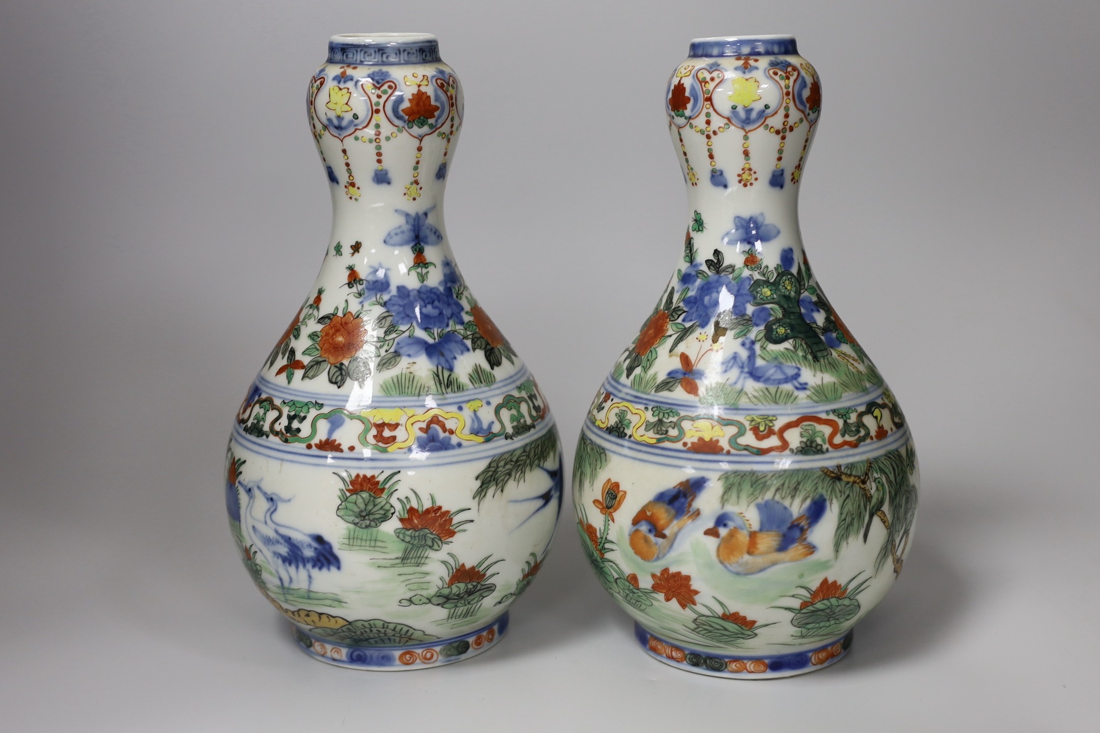 A Chinese style armorial bowl, pair of Chinese clobbered vases and a blue and white plate - Image 8 of 10