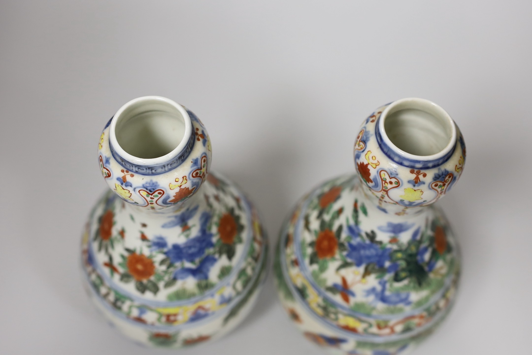 A Chinese style armorial bowl, pair of Chinese clobbered vases and a blue and white plate - Image 9 of 10