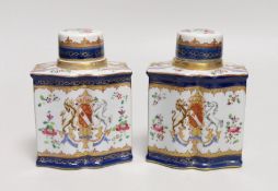 A pair of Paris porcelain armorial porcelain tea caddies, in Chinese style, 12.5cm high