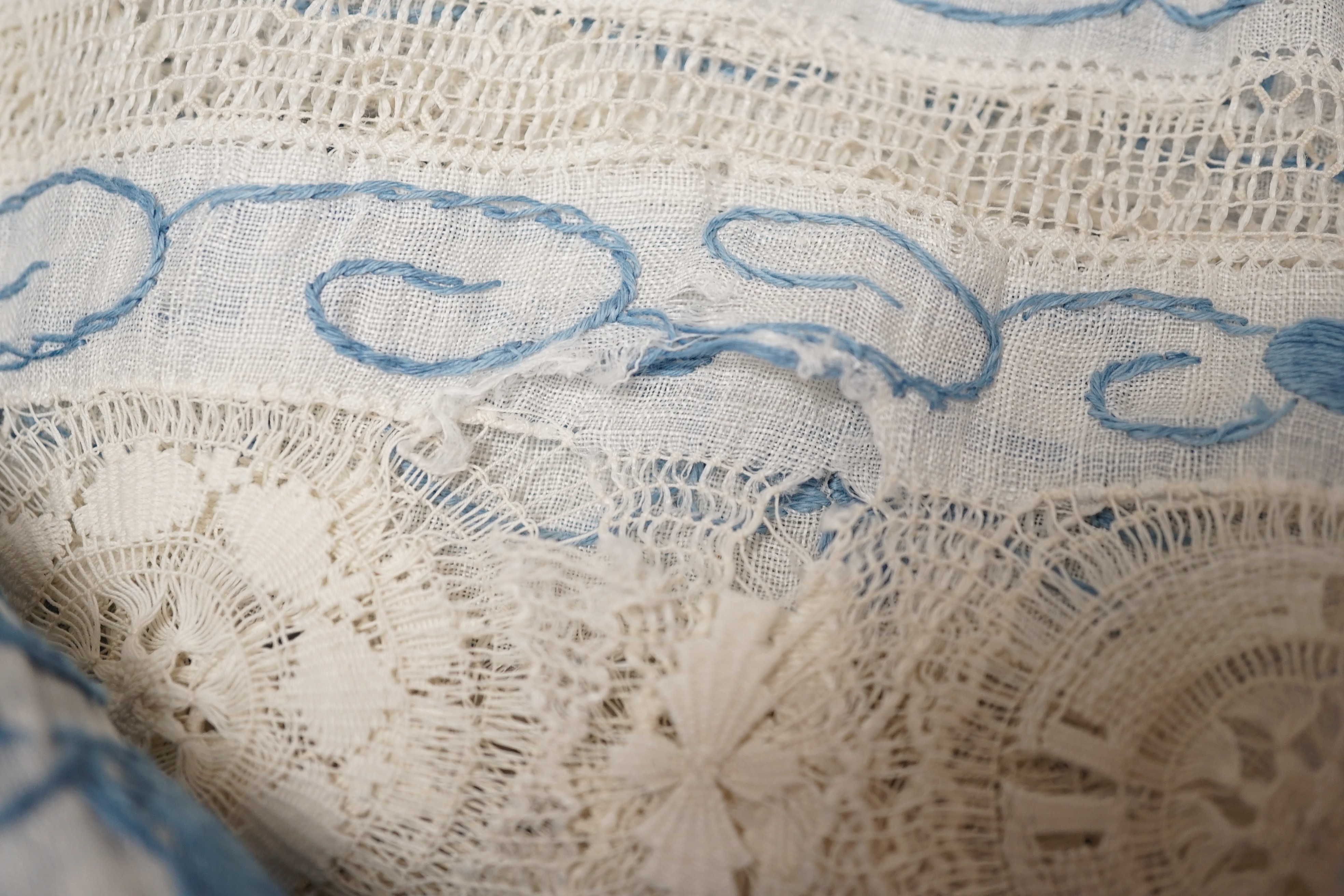 An early 20th century Chinese embroidered linen 'dragon' table cloth - Image 6 of 7