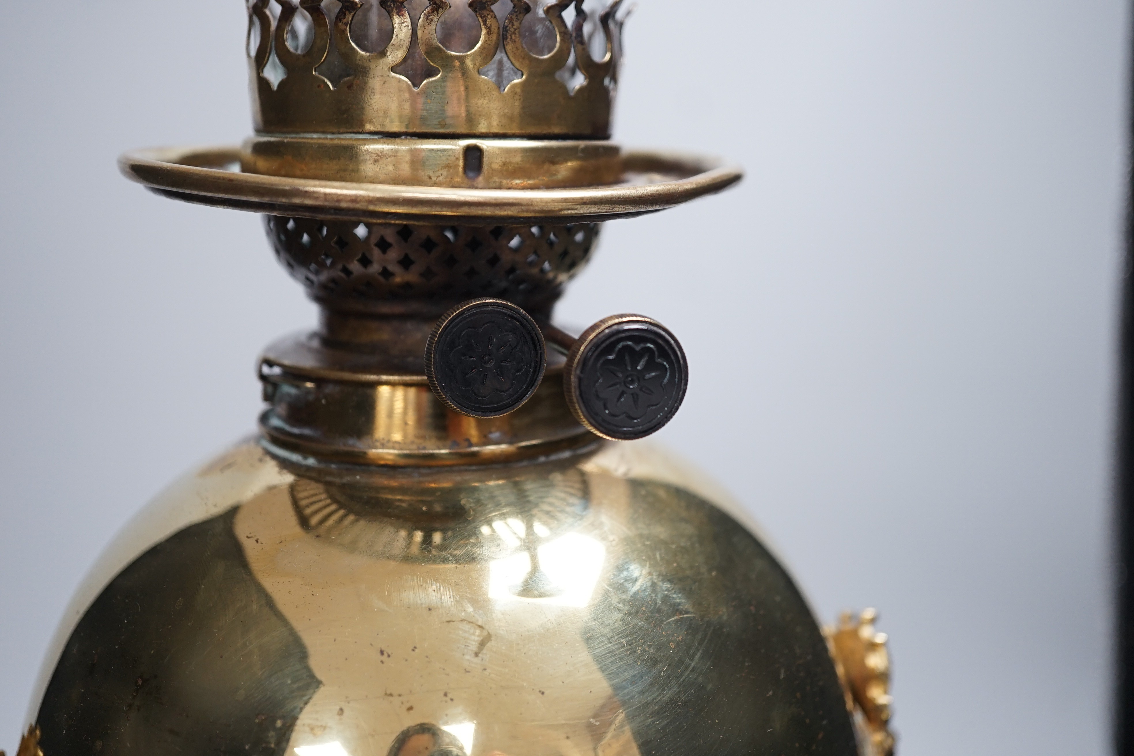 An early 20th century brass and porcelain oil lamp, 60cm total height - Image 4 of 4