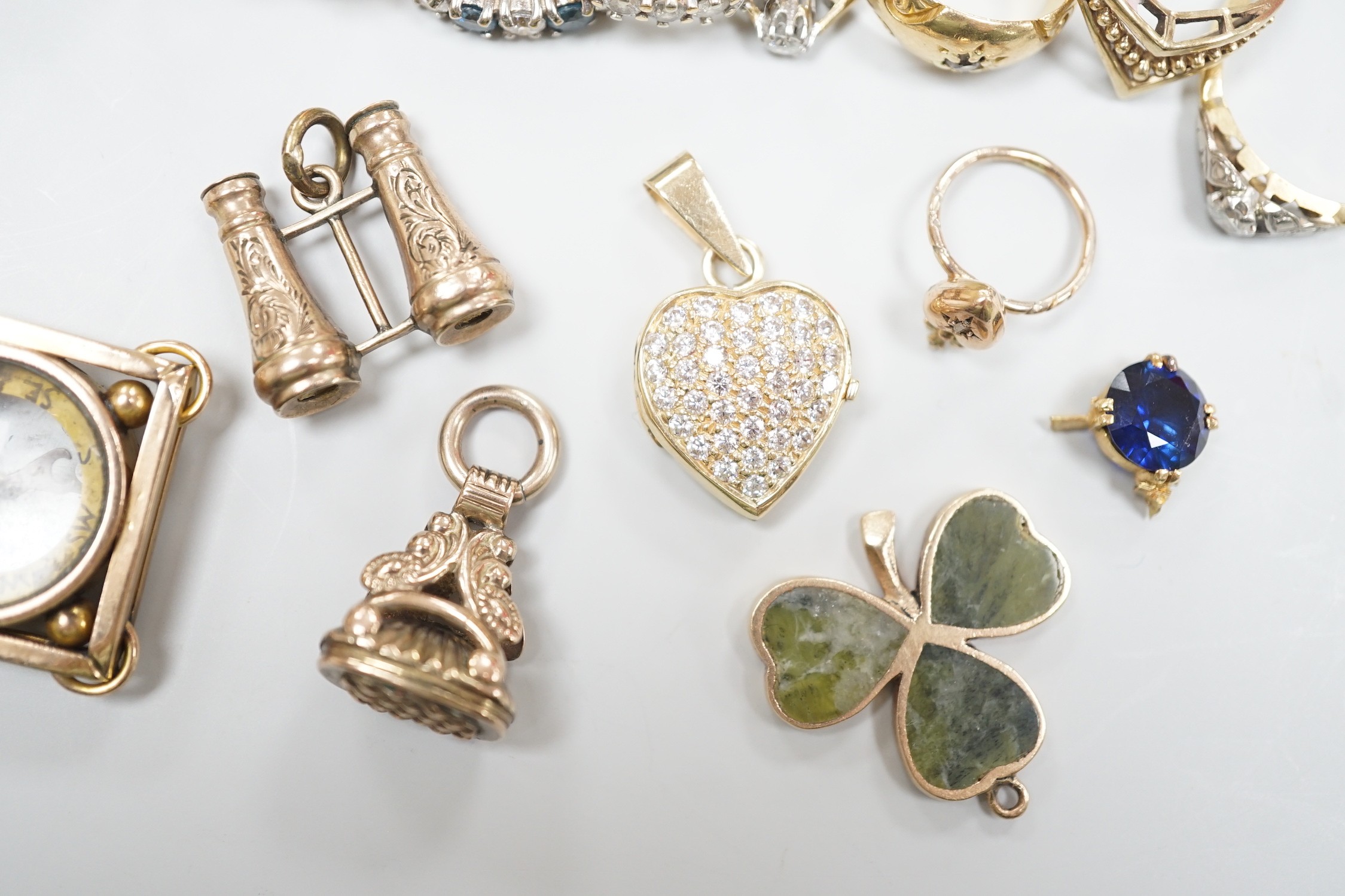 A small collection of Edwardian and later jewellery, including an 18ct gold and diamond chip set - Image 6 of 7