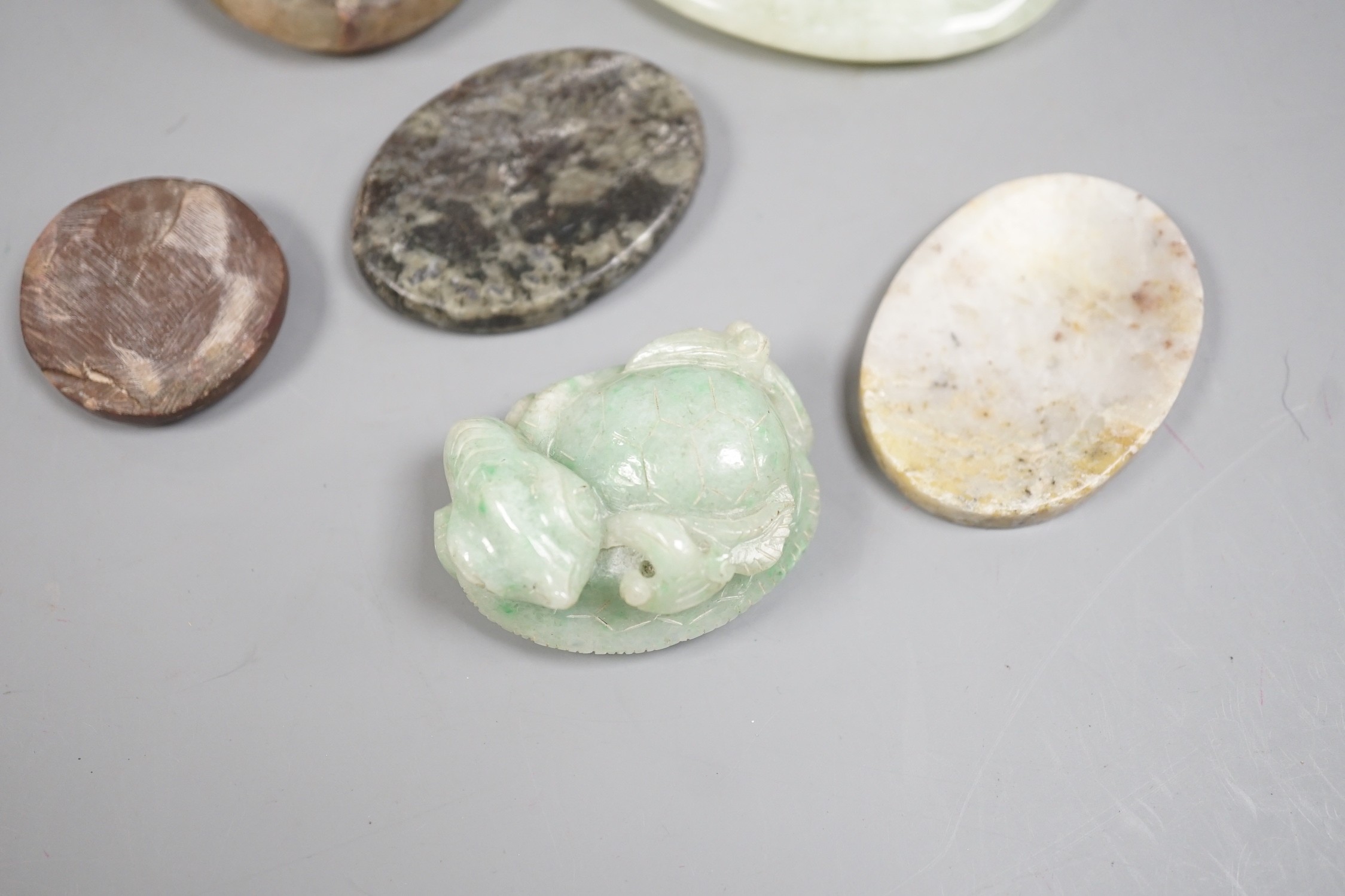 A Chinese jadeite turtle and five hardstone carvings - Image 2 of 7