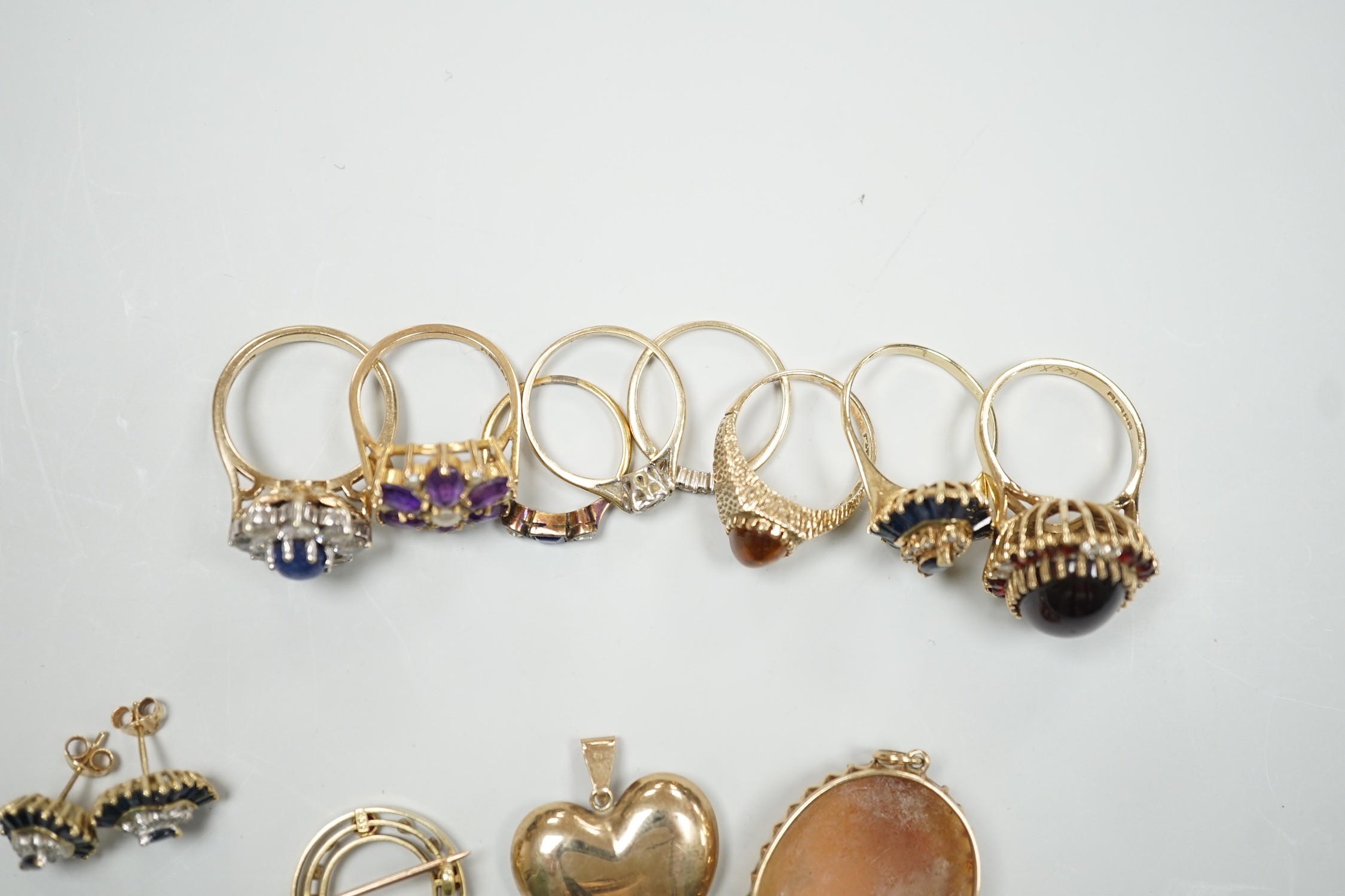 Eight assorted mainly modern 9ct gold and gem set dress rings, including amethyst and split pearl - Image 10 of 10