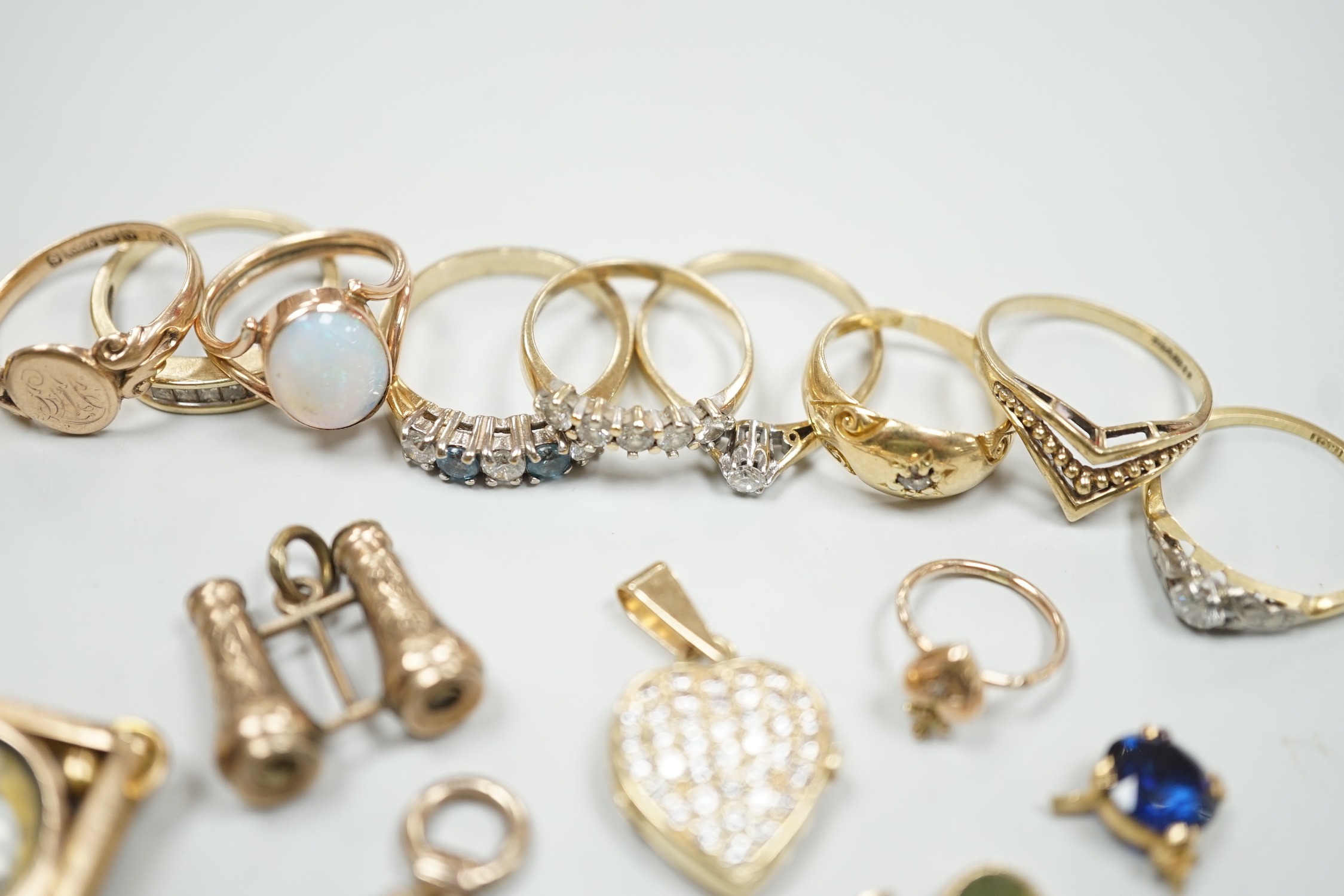 A small collection of Edwardian and later jewellery, including an 18ct gold and diamond chip set - Image 3 of 7