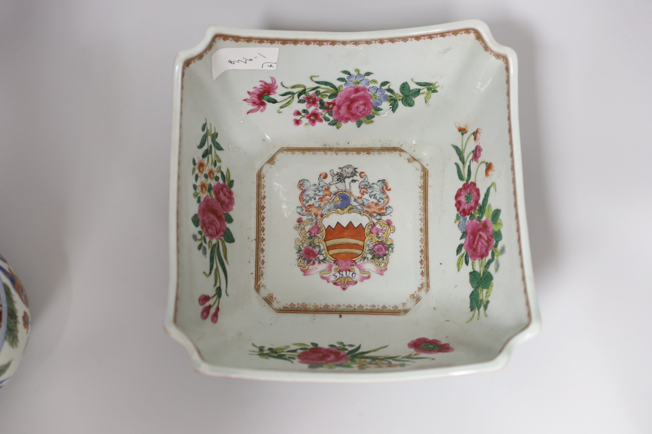 A Chinese style armorial bowl, pair of Chinese clobbered vases and a blue and white plate - Image 6 of 10