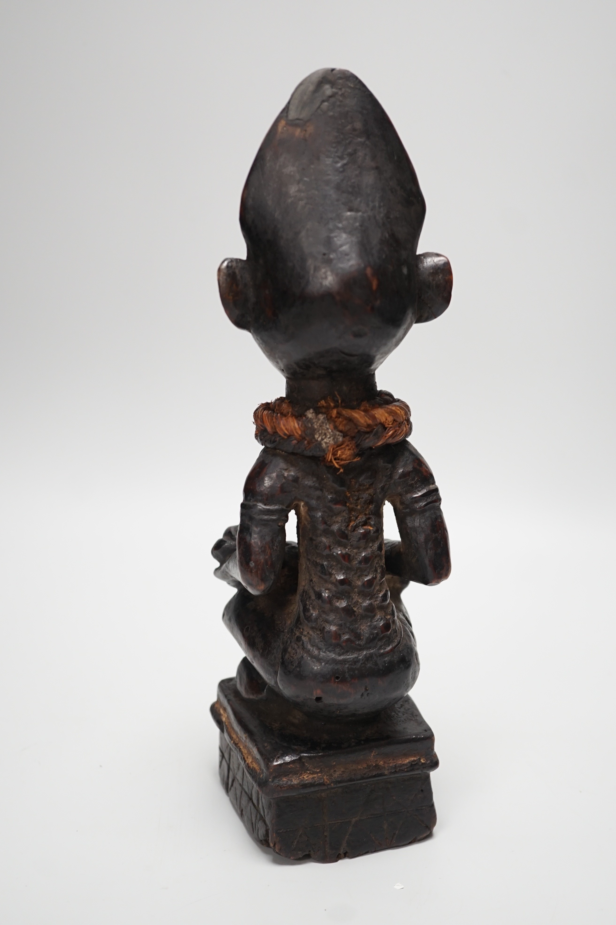 An African tribal wooden maternity figure,Yombe tribe Congo, 30cm - Image 3 of 4