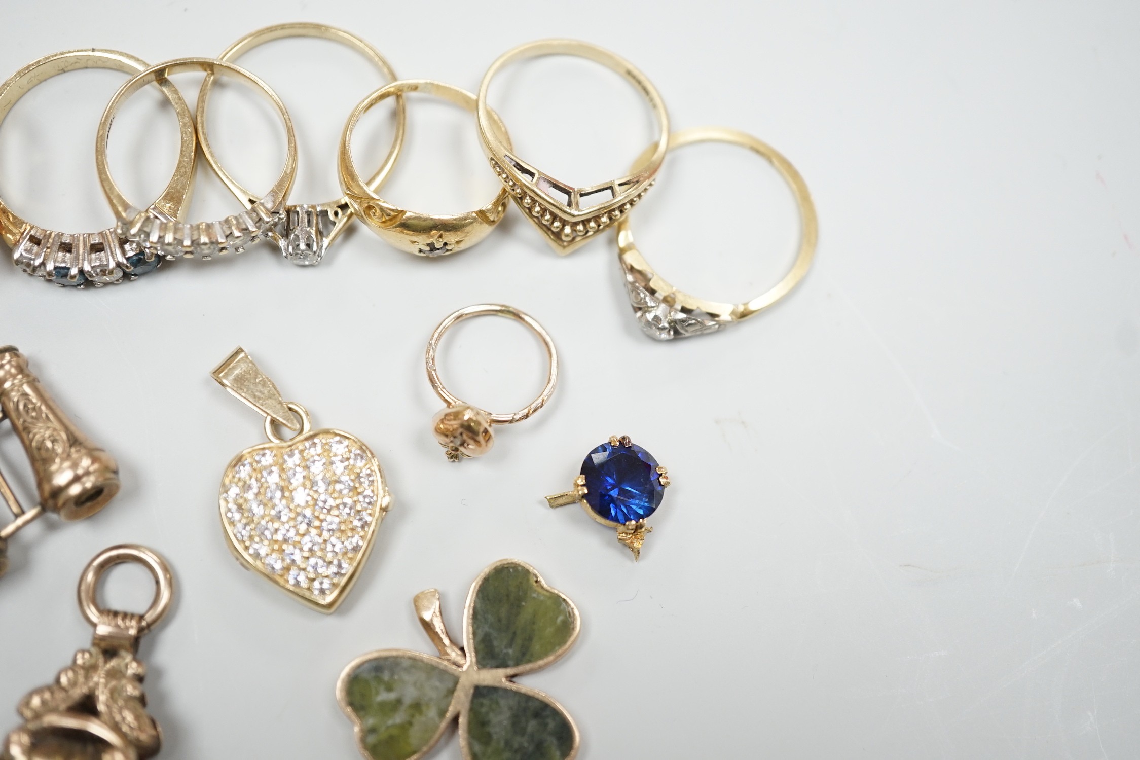 A small collection of Edwardian and later jewellery, including an 18ct gold and diamond chip set - Image 7 of 7