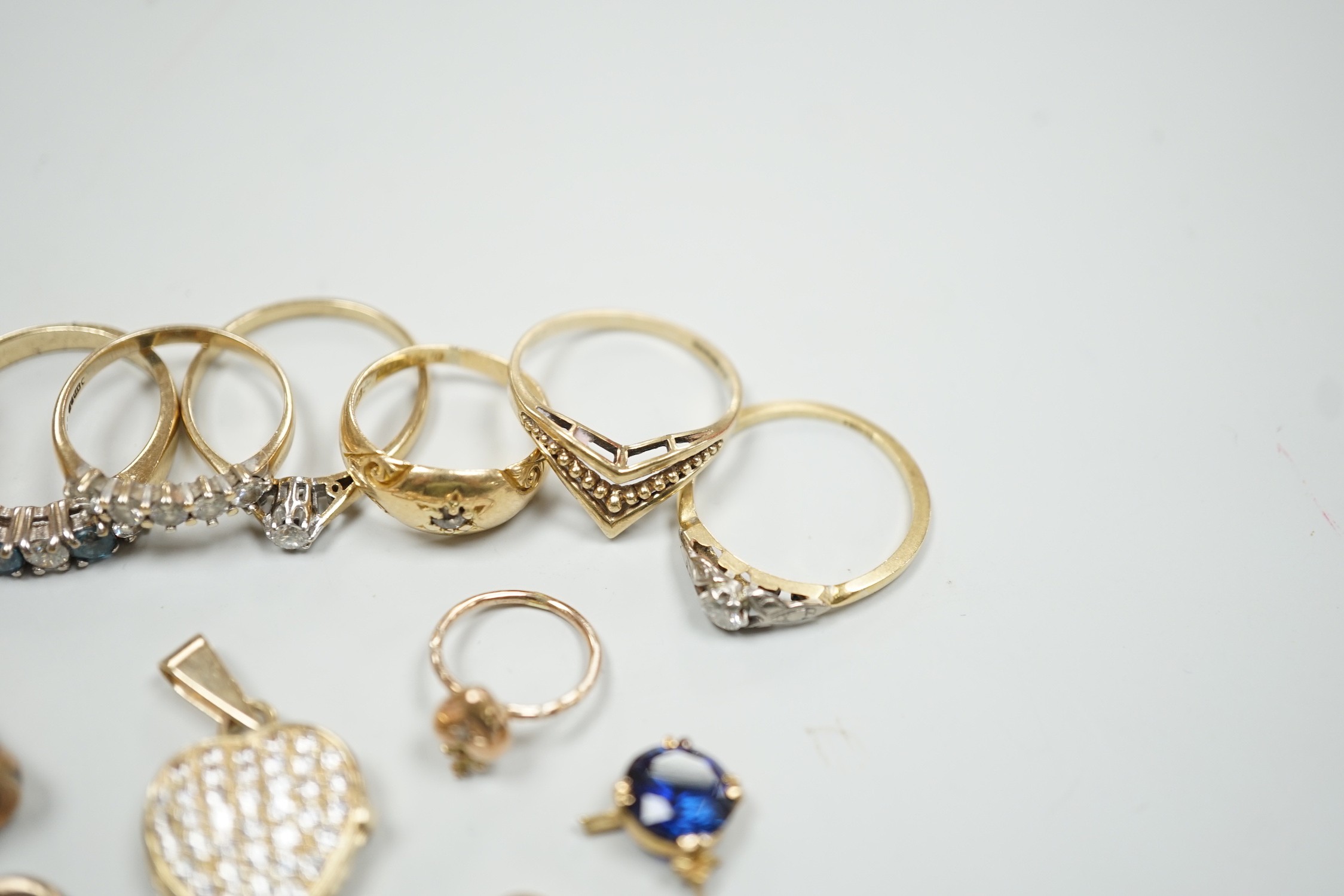 A small collection of Edwardian and later jewellery, including an 18ct gold and diamond chip set - Image 2 of 7