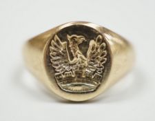 A yellow metal crested signet ring, carved with eagle above coronet, size G, gross weight 3.8