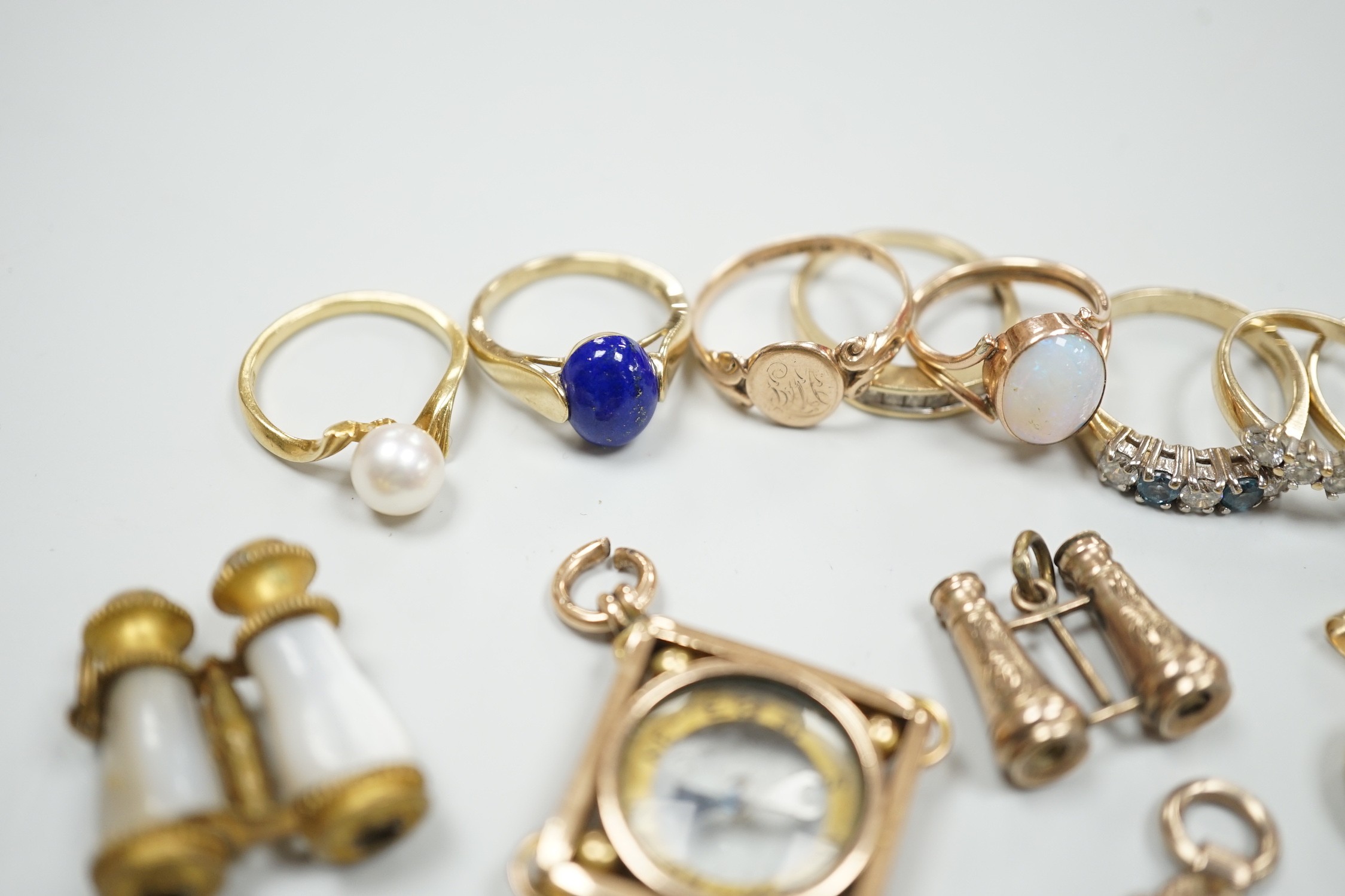 A small collection of Edwardian and later jewellery, including an 18ct gold and diamond chip set - Image 4 of 7