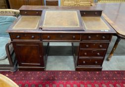 A Victorian mahogany pedestal desk, length 138cm, depth 76cm, height 89cm