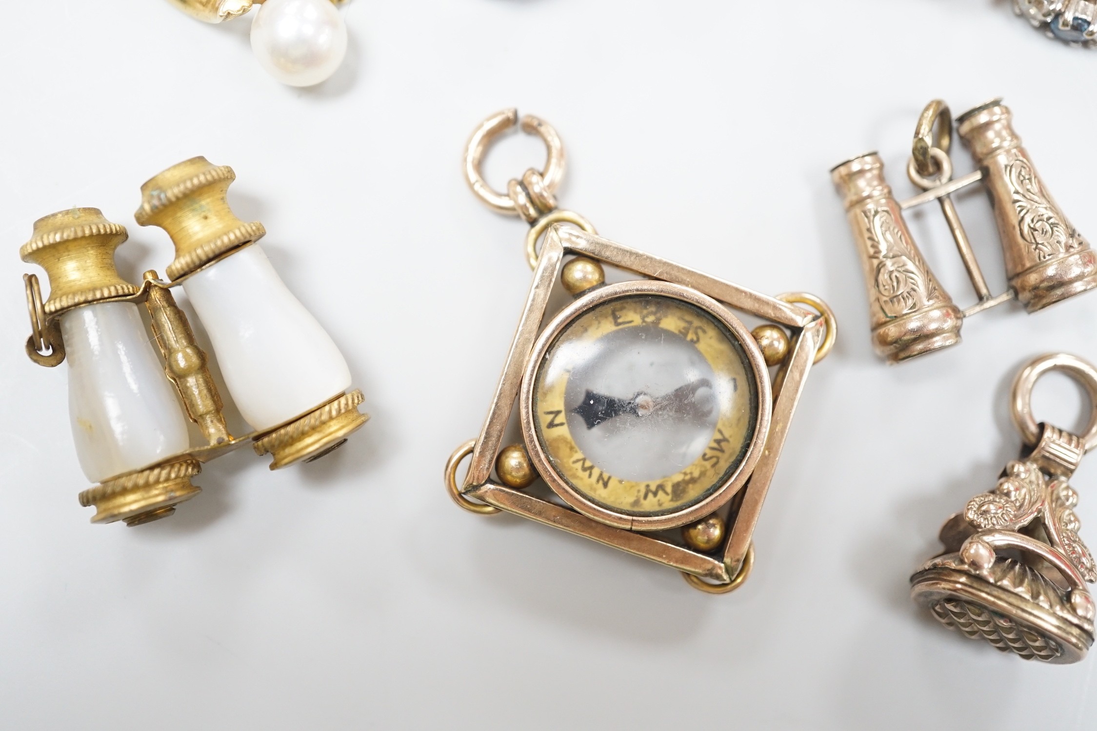 A small collection of Edwardian and later jewellery, including an 18ct gold and diamond chip set - Image 5 of 7