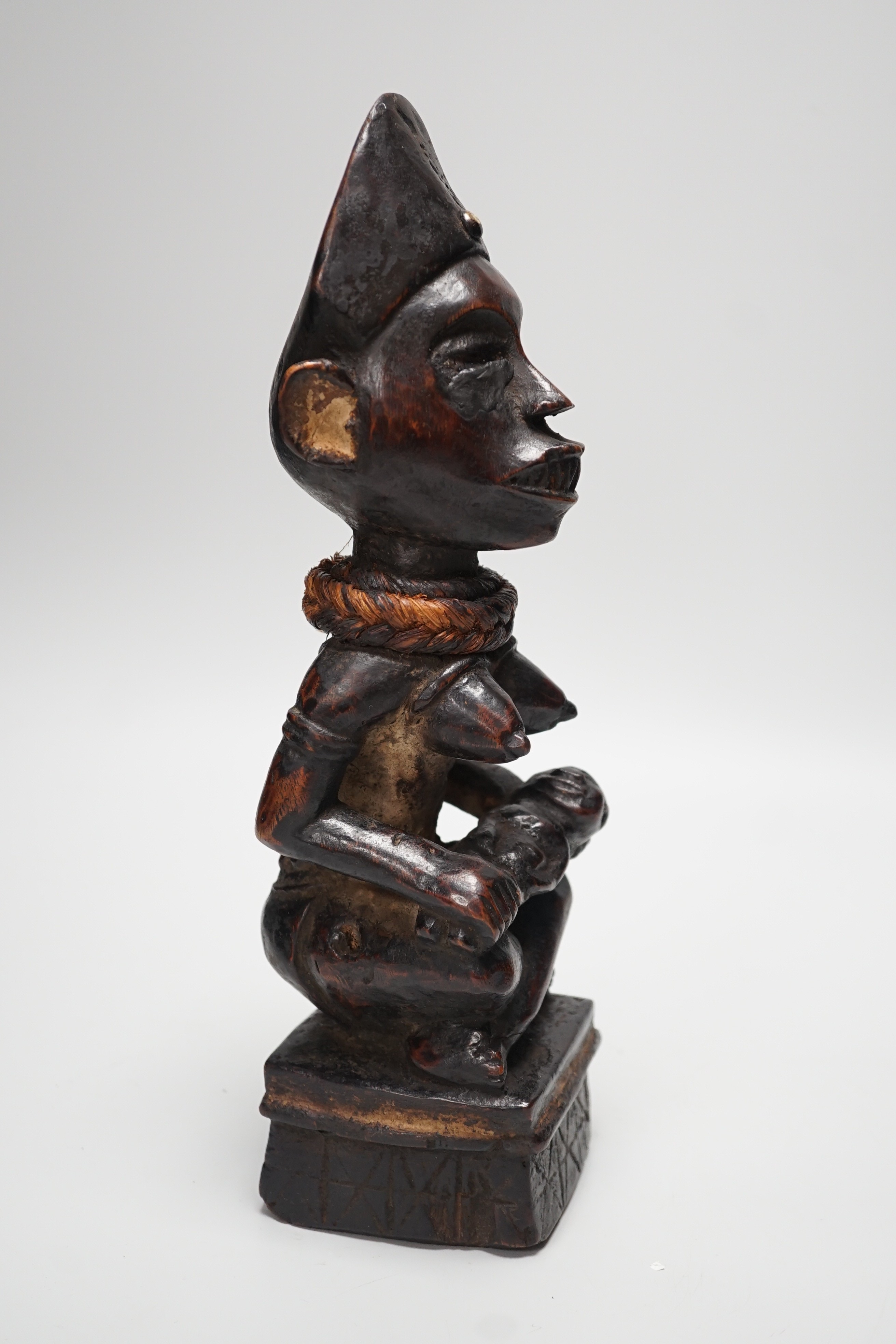 An African tribal wooden maternity figure,Yombe tribe Congo, 30cm - Image 4 of 4