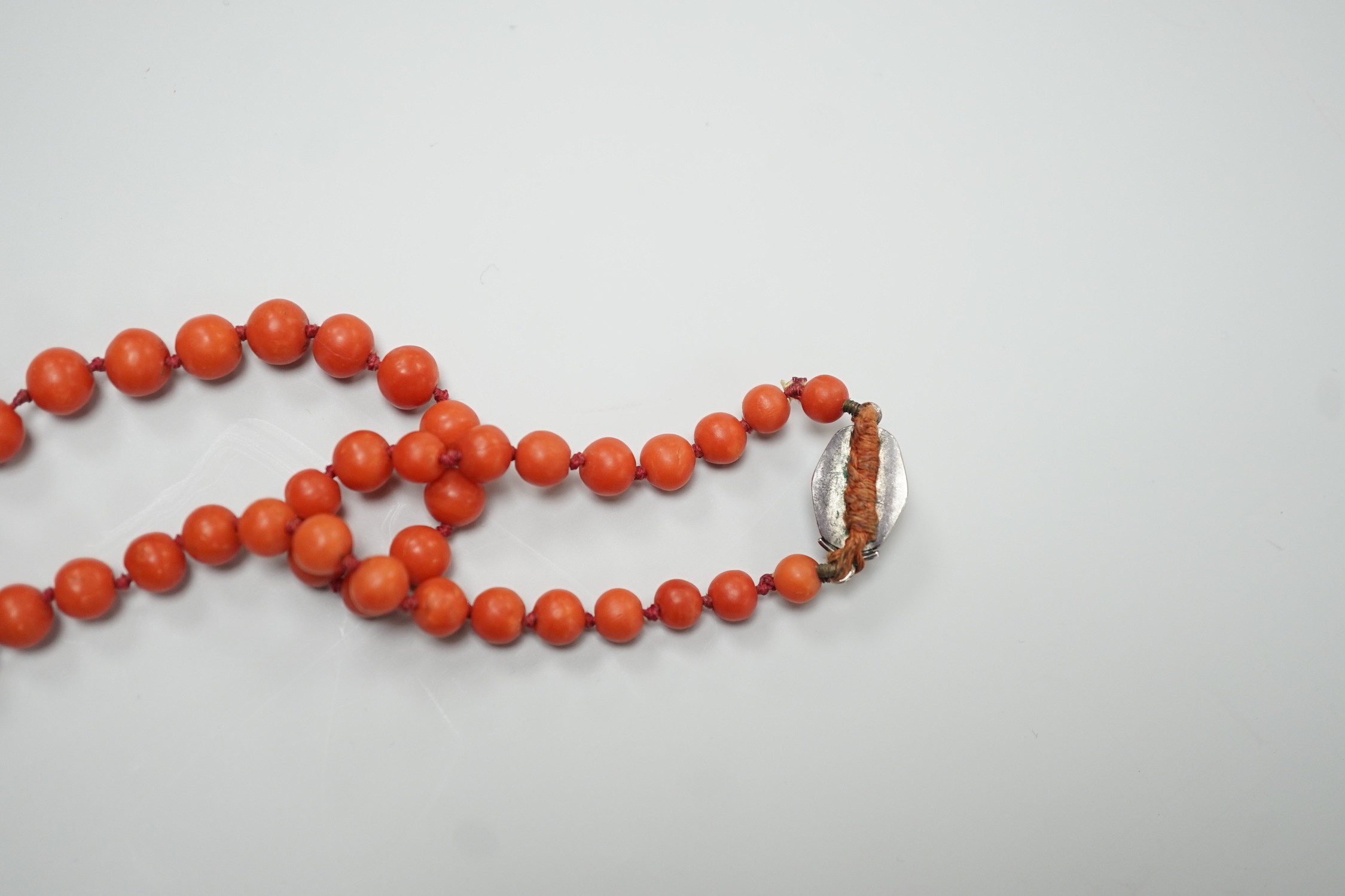 A single strand graduated coral bead necklace, 56cm, gross weight 42 grams. - Image 4 of 4