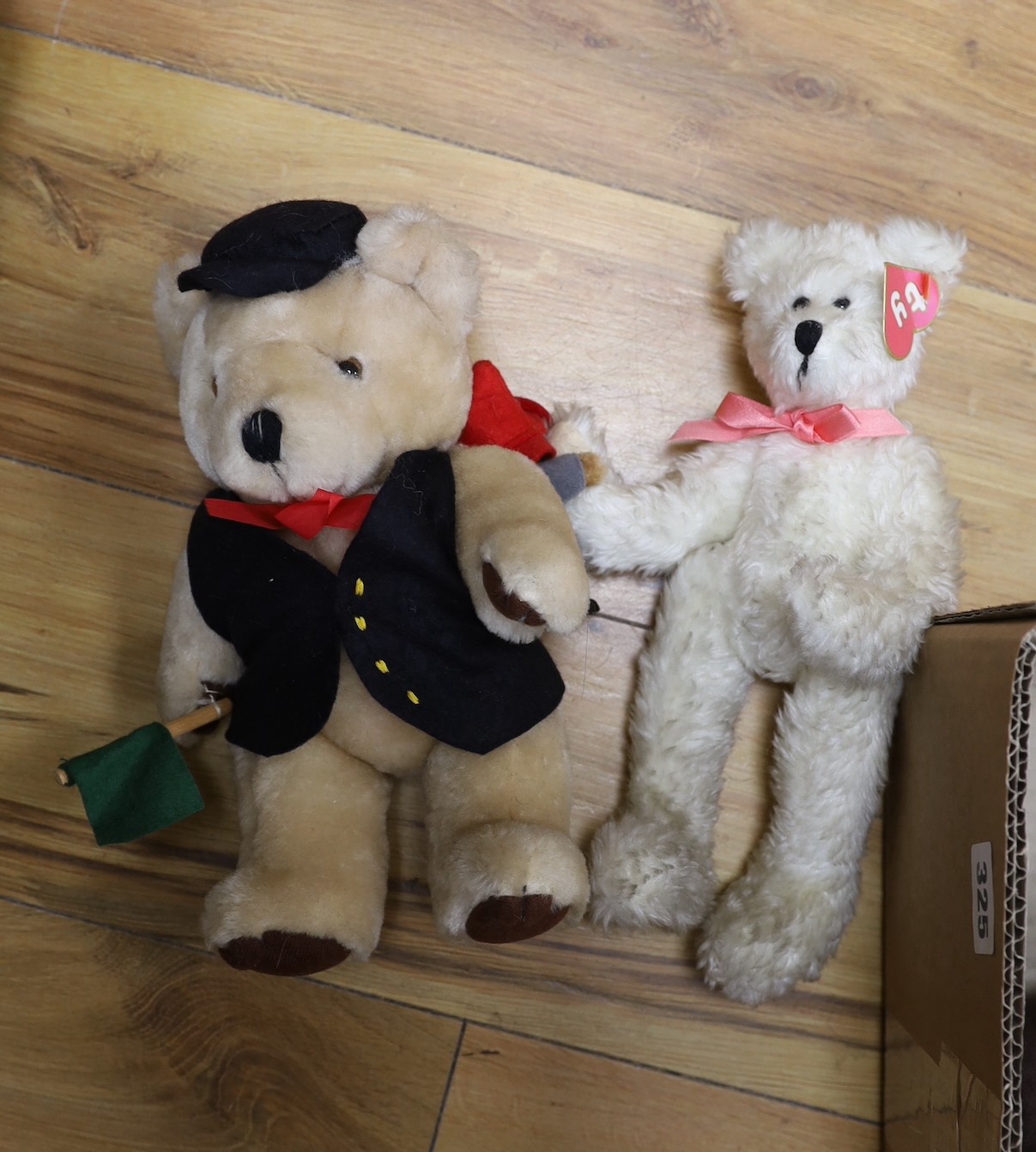 Eleven assorted modern limited edition bears and others including limited edition Steiff Buccaneer - Image 2 of 5