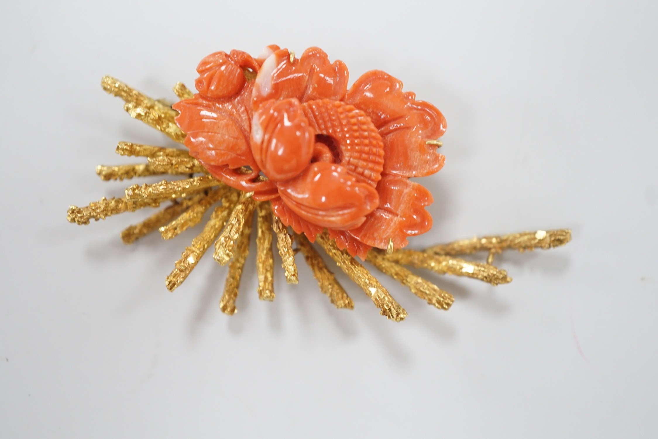 A 1970's? textured 14k yellow metal and carved coral mounted floral spray brooch, 62mm, gross weight - Image 3 of 4