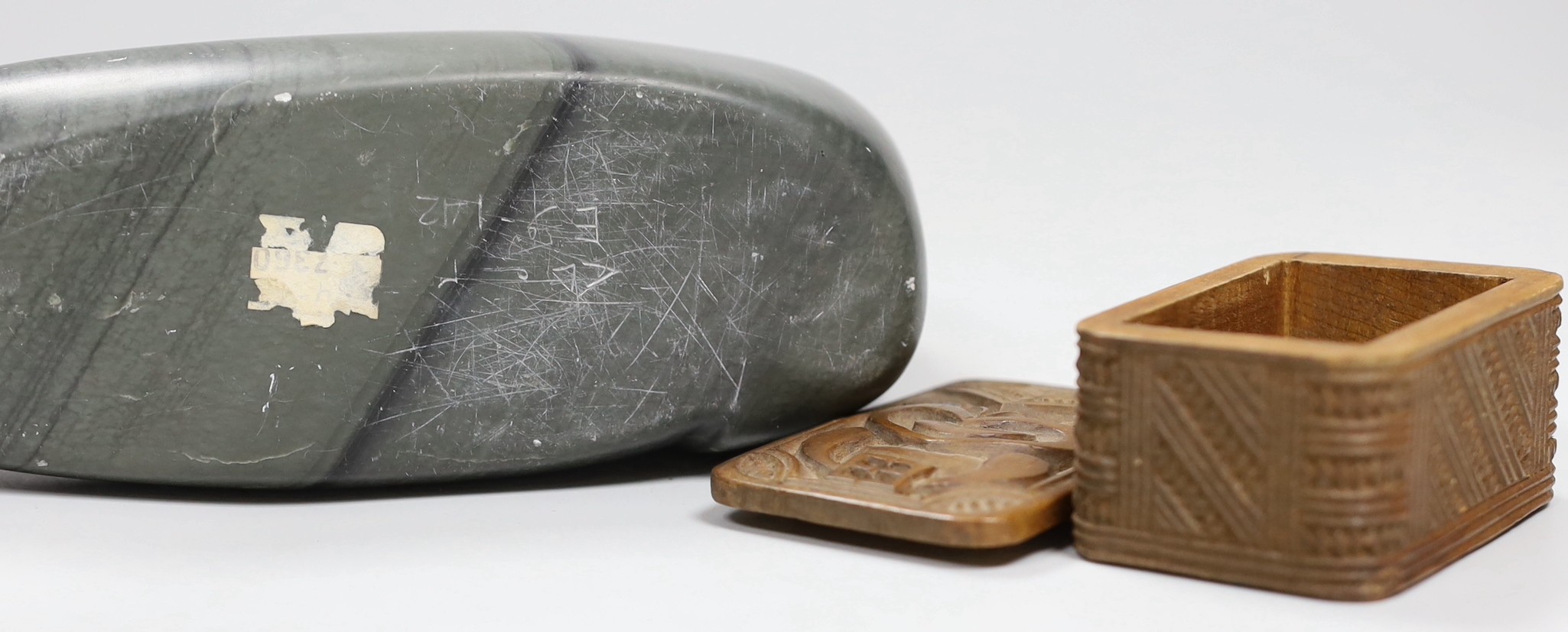 An Inuit stone figure of a seal and a Maori box and cover, carving 22cm long - Image 5 of 5