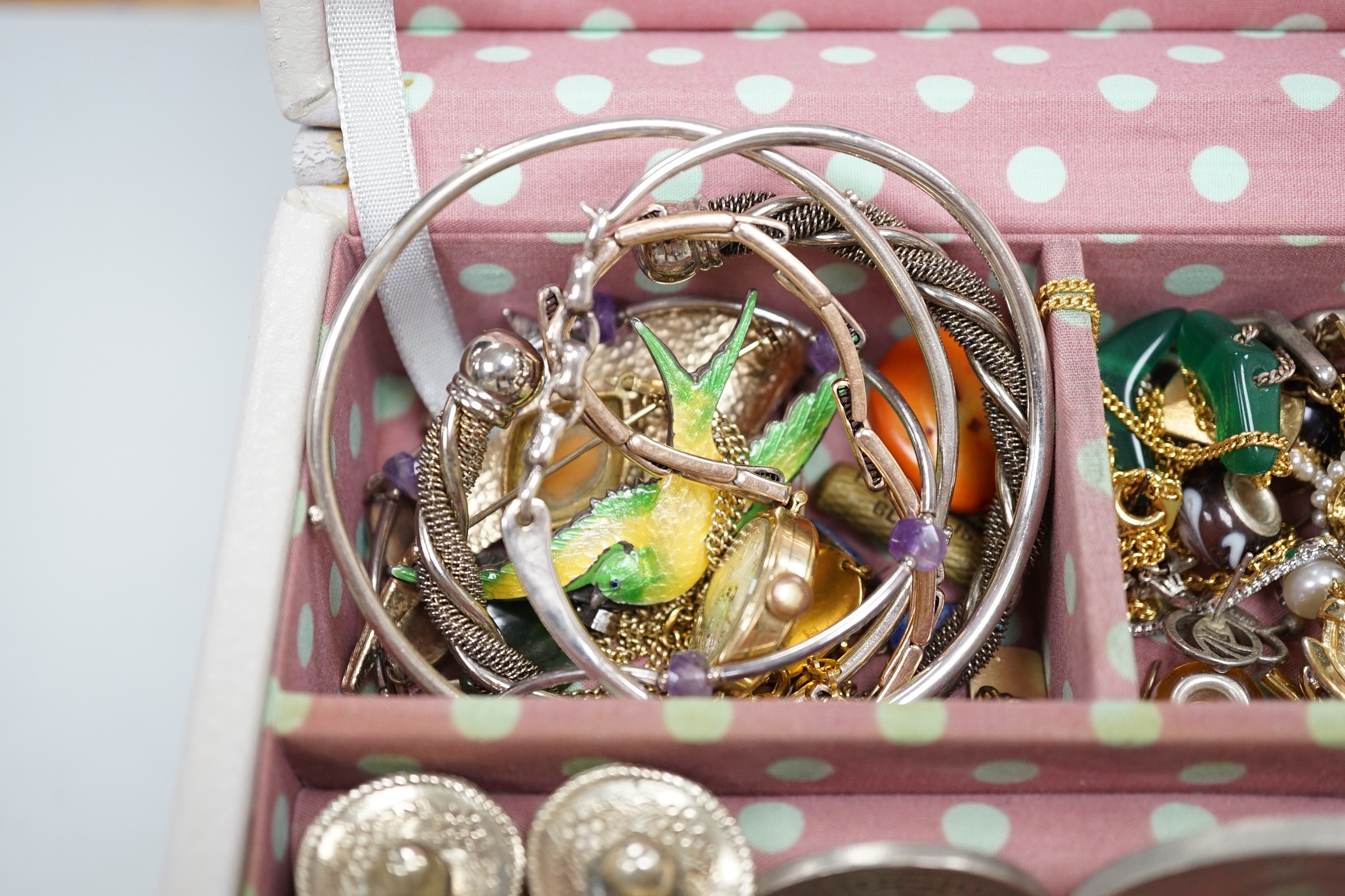 A group of assorted costume jewellery, pocket watches and assorted coins including commemorative. - Image 4 of 6