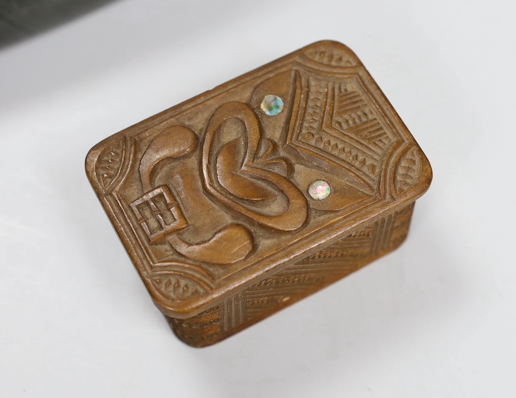 An Inuit stone figure of a seal and a Maori box and cover, carving 22cm long - Image 4 of 5