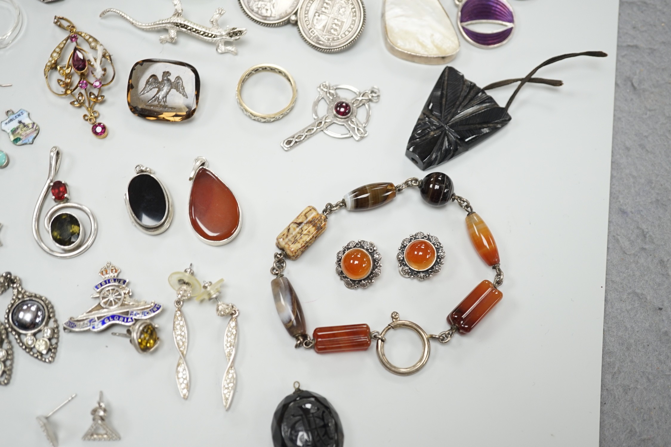 Mixed jewellery including an Edwardian yellow metal and gem set drop pendant, an unmounted - Image 6 of 8