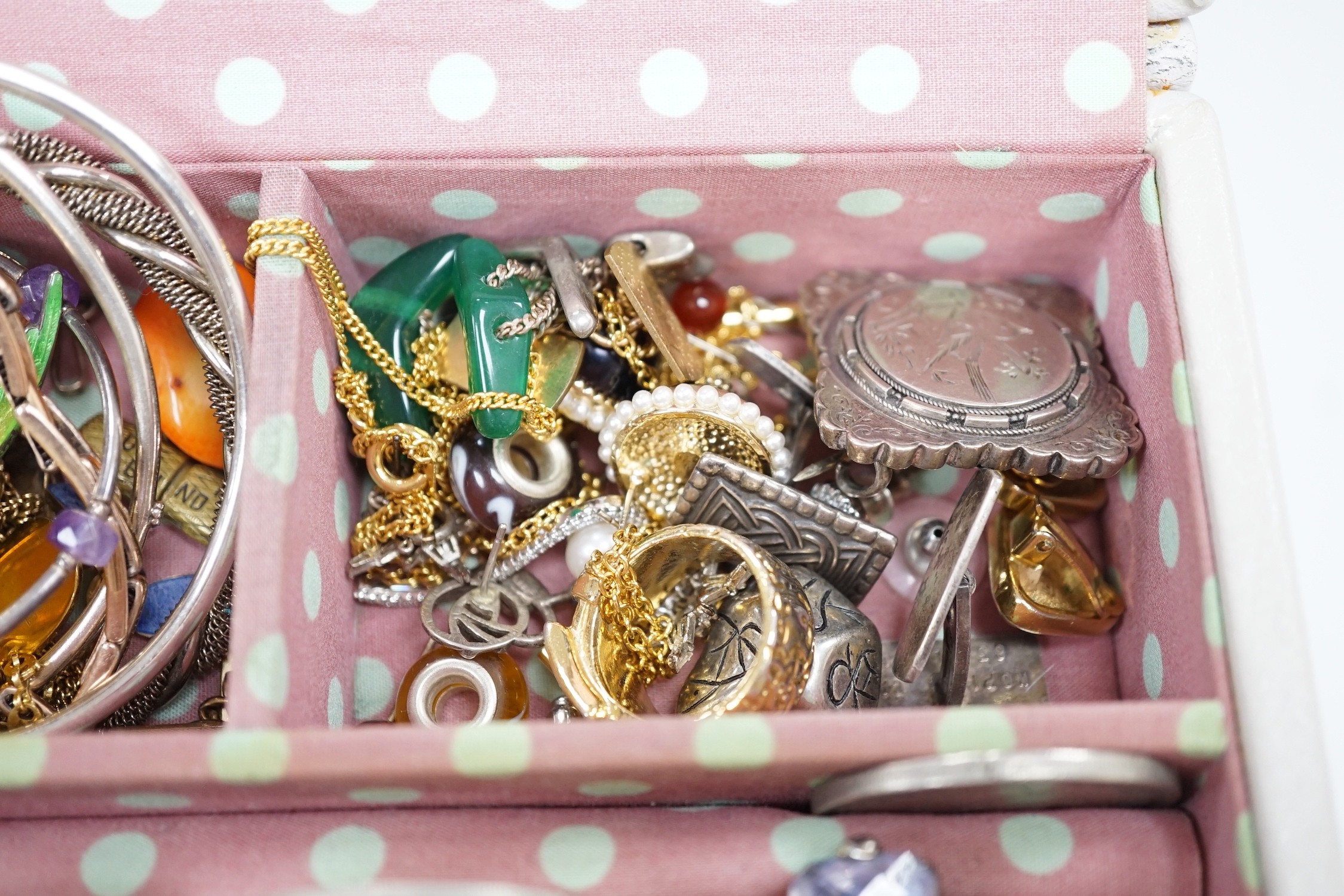 A group of assorted costume jewellery, pocket watches and assorted coins including commemorative. - Image 3 of 6