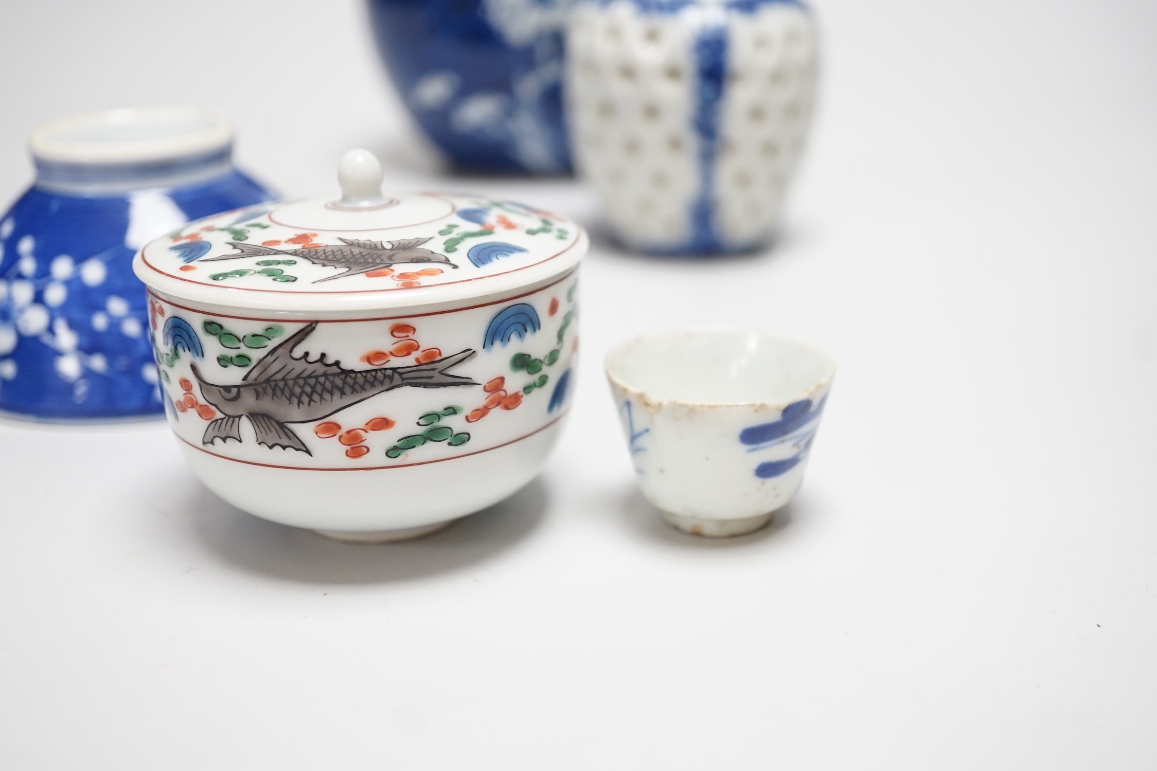 A group of mixed Chinese and Japanese porcelain vessels, tallest 11 cm - Image 5 of 9