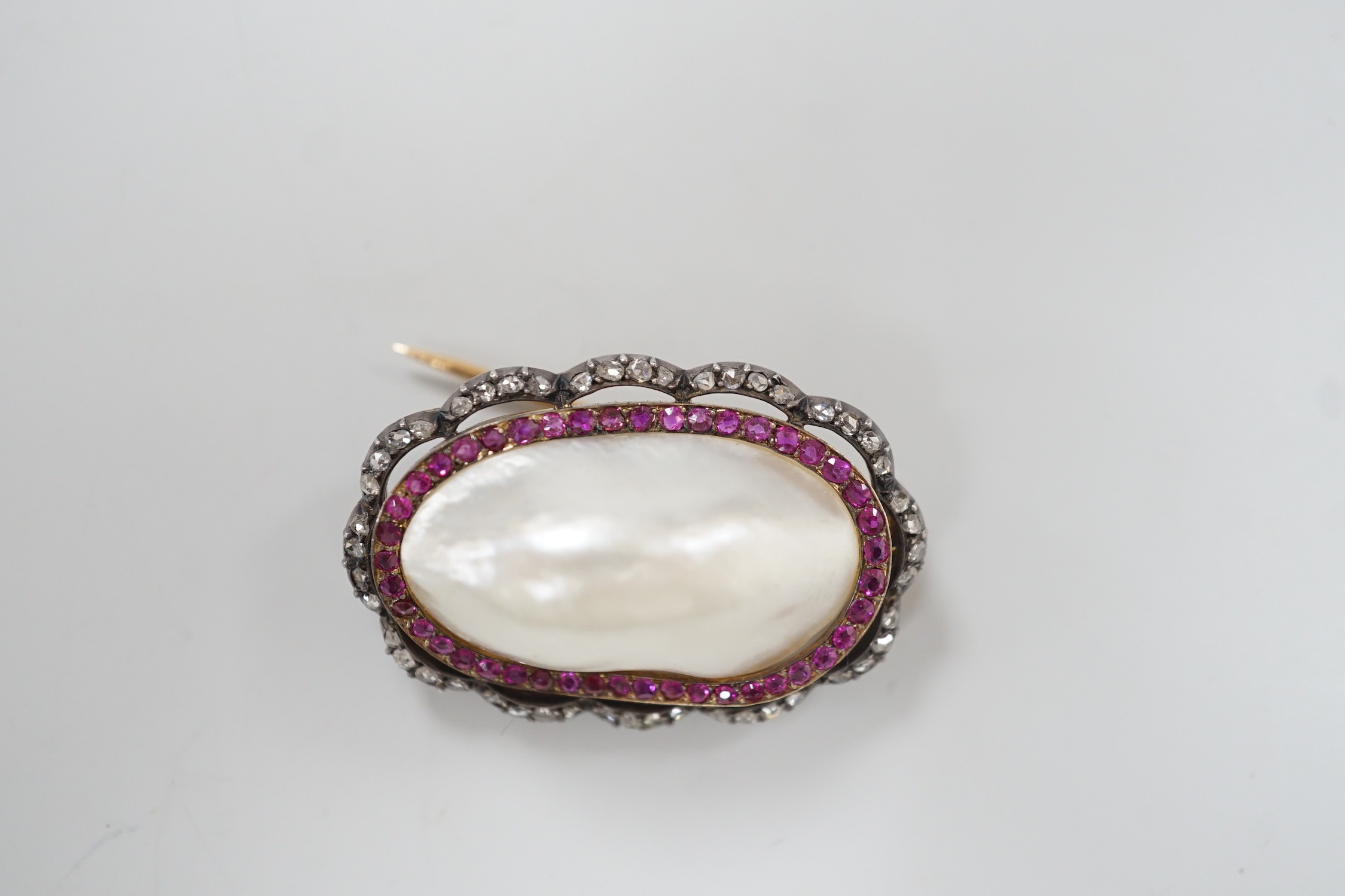 An early 20th century French yellow metal (18ct poincon mark on pin), white metal and mabe pearl set - Image 2 of 4