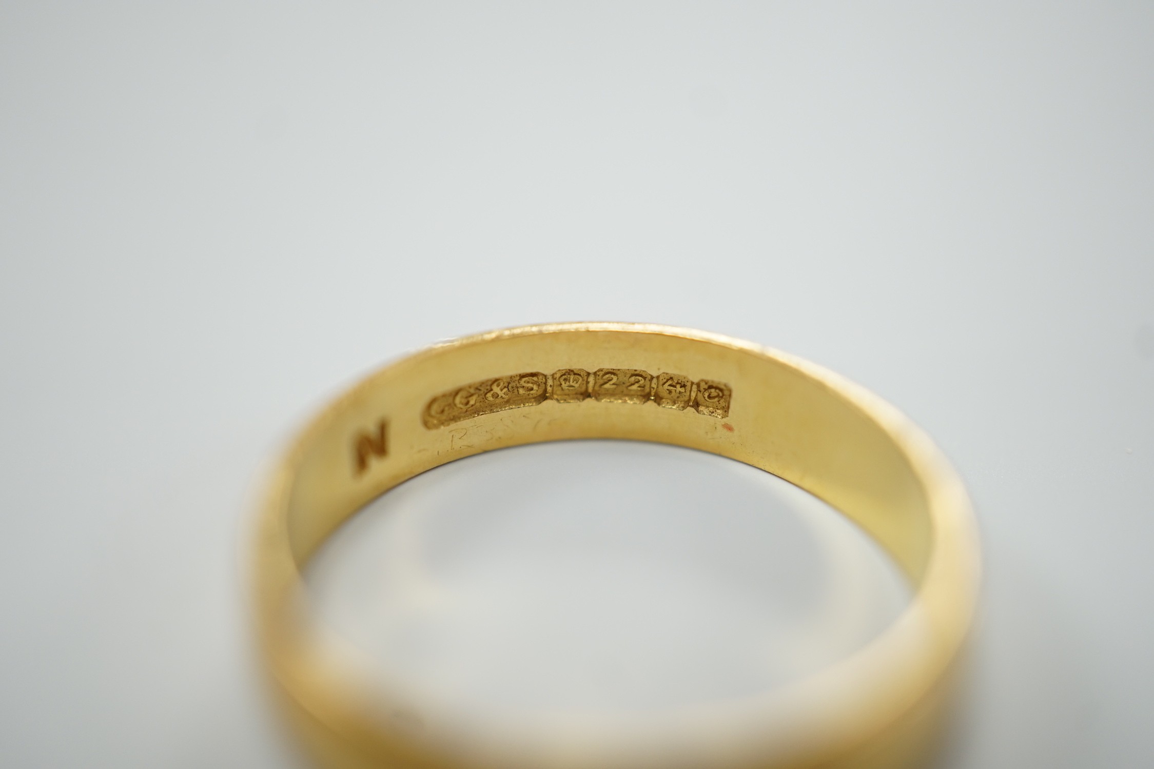 A thin Victorian 22ct gold wedding band, London, 1875, size K/L and two later 22ct gold wedding - Image 4 of 4