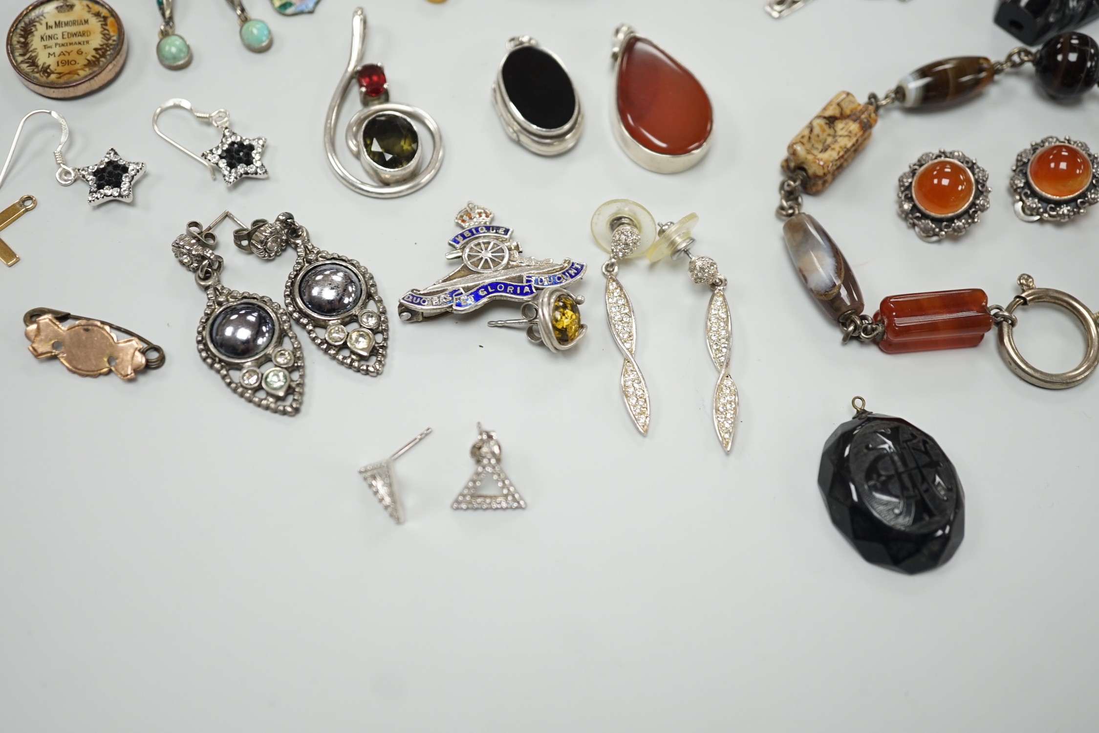 Mixed jewellery including an Edwardian yellow metal and gem set drop pendant, an unmounted - Image 8 of 8