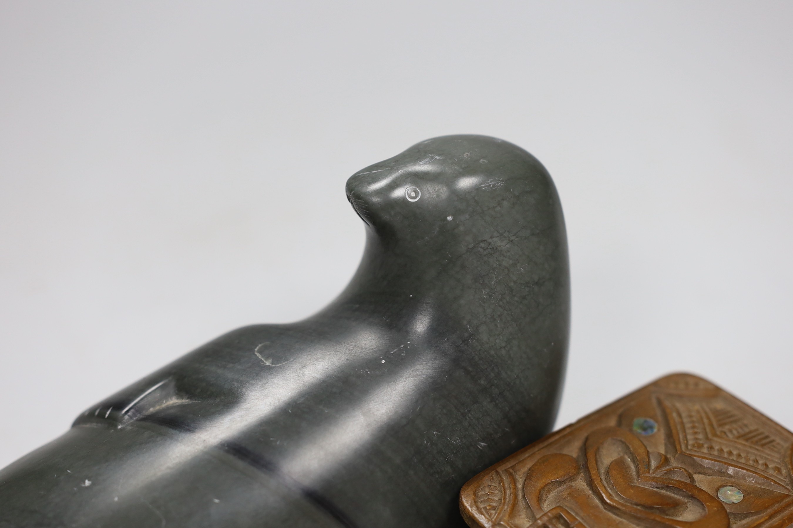 An Inuit stone figure of a seal and a Maori box and cover, carving 22cm long - Image 3 of 5