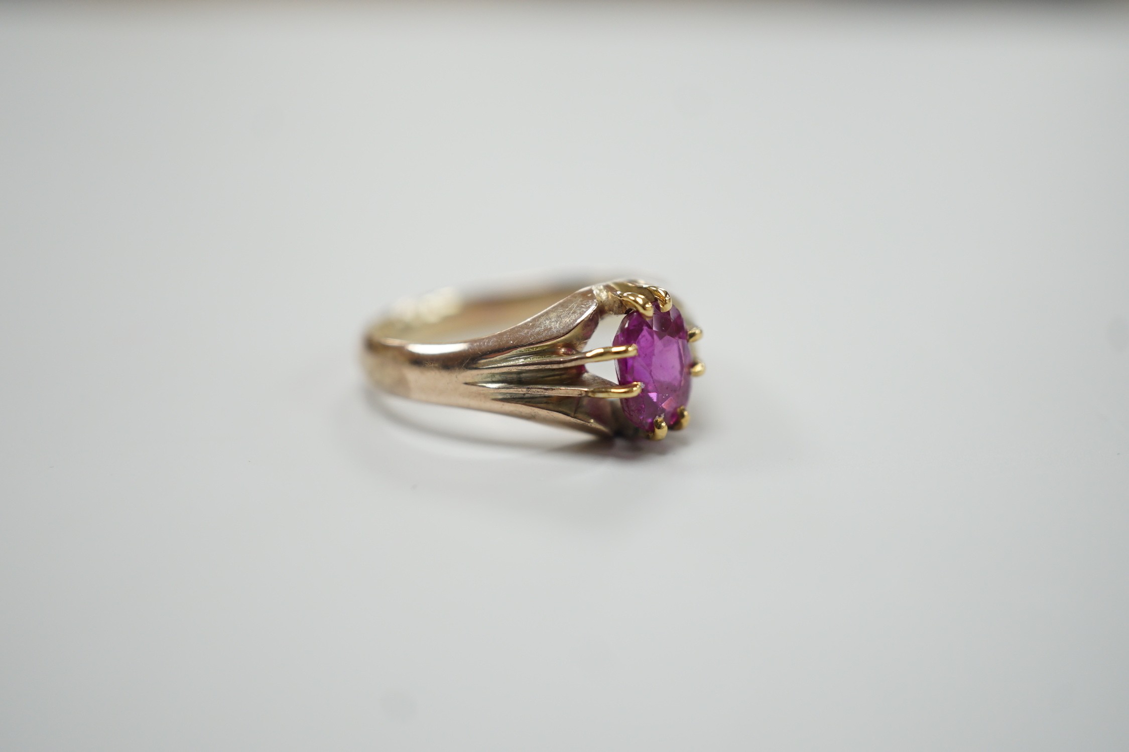 A yellow metal and claw set solitaire oval cut ruby/pink sapphire? ring, size L, gross - Image 3 of 4