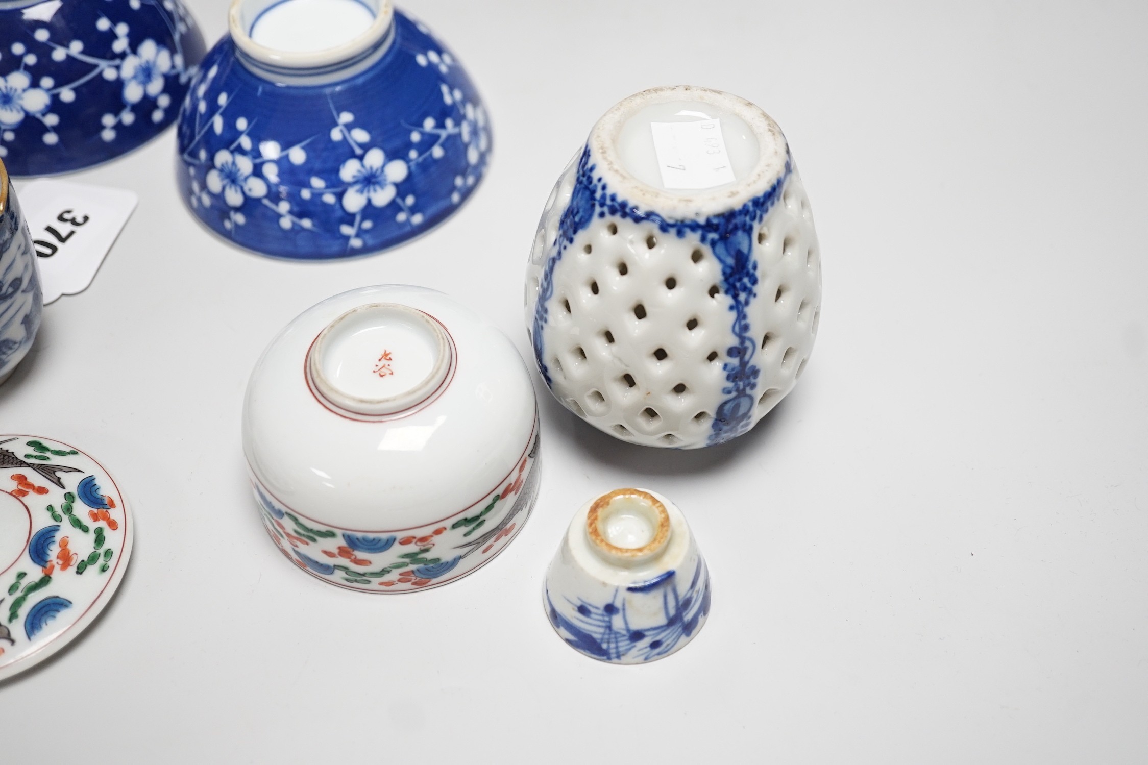 A group of mixed Chinese and Japanese porcelain vessels, tallest 11 cm - Image 7 of 9