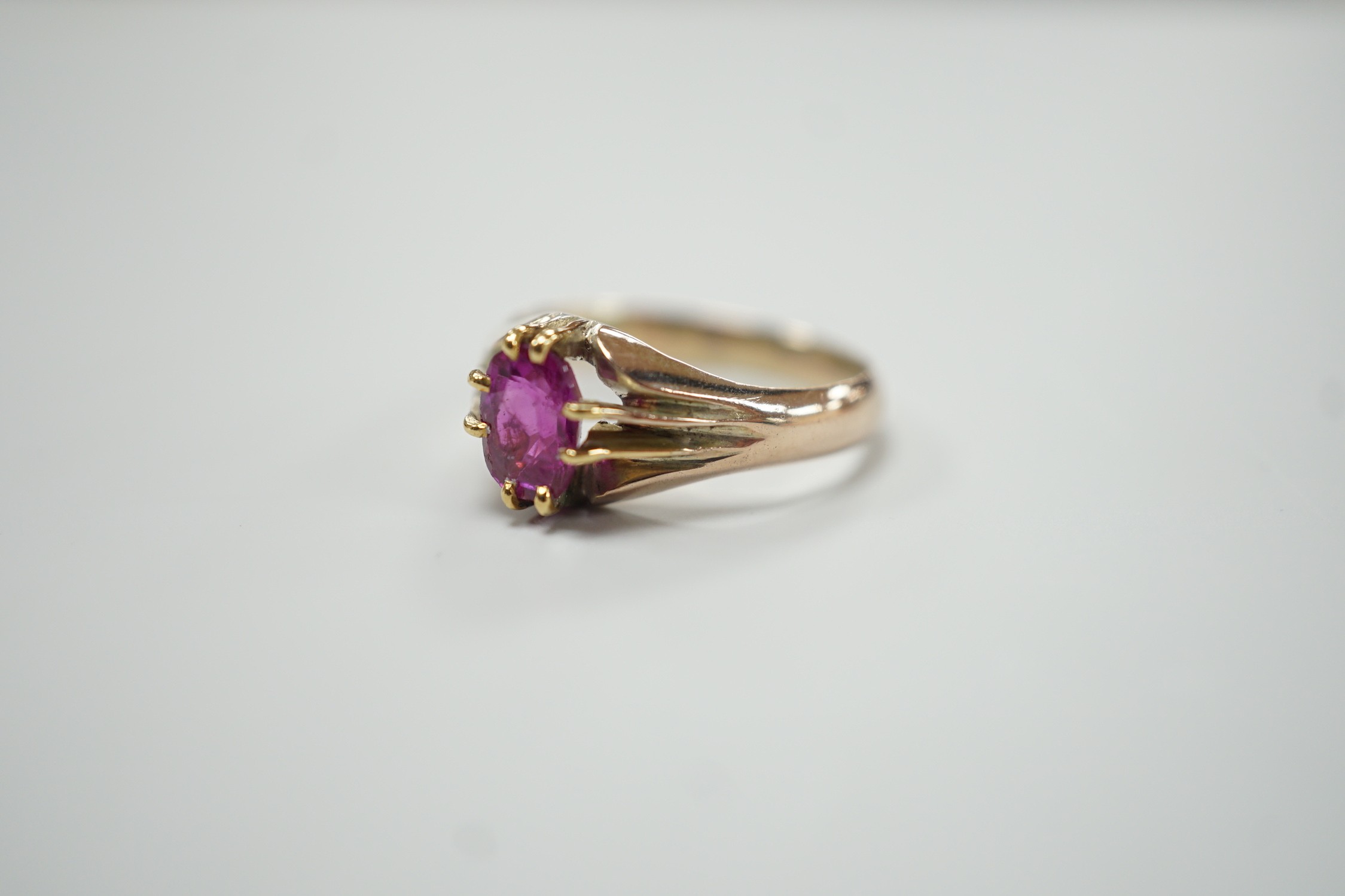 A yellow metal and claw set solitaire oval cut ruby/pink sapphire? ring, size L, gross - Image 2 of 4