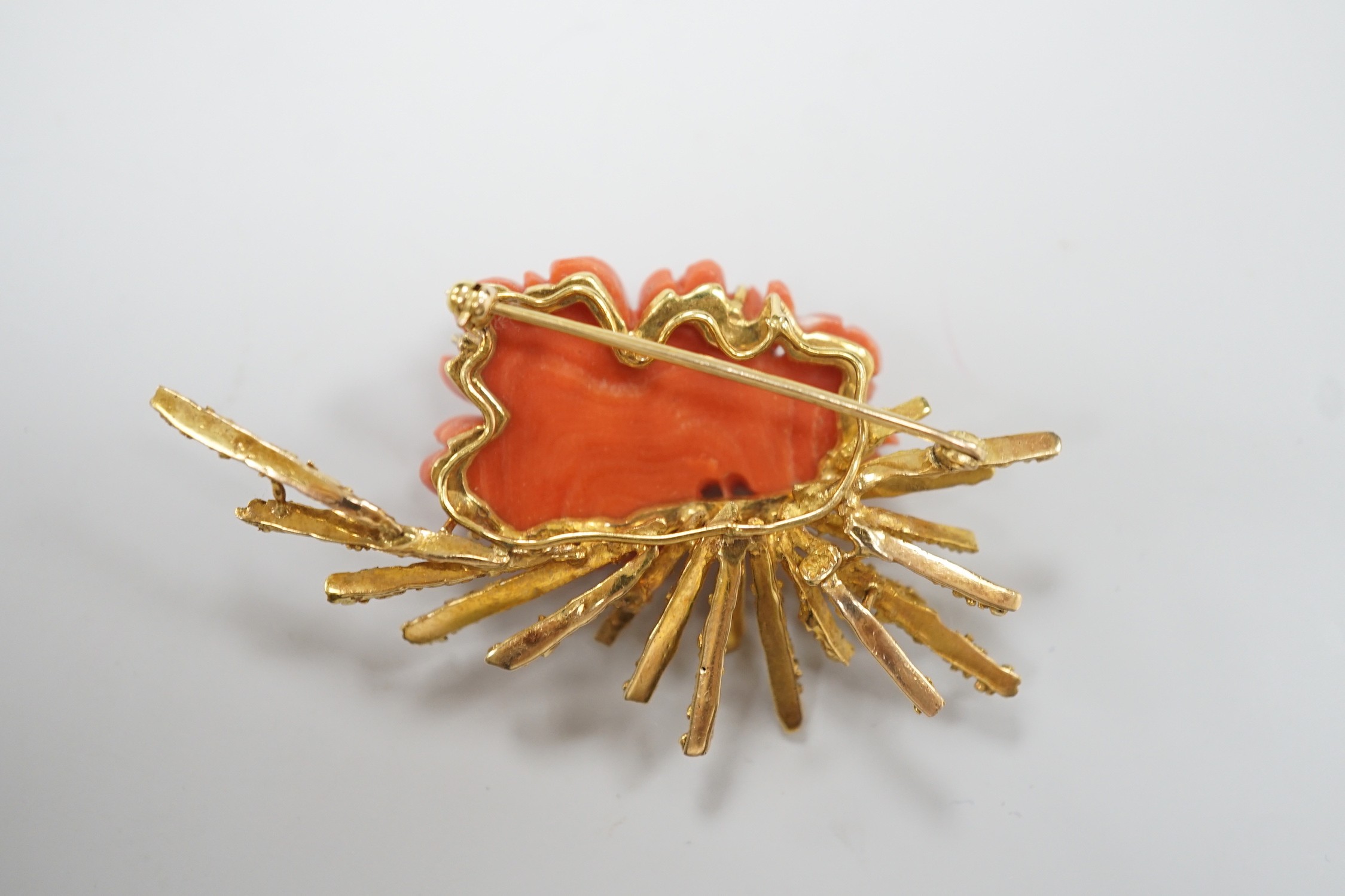 A 1970's? textured 14k yellow metal and carved coral mounted floral spray brooch, 62mm, gross weight - Image 4 of 4